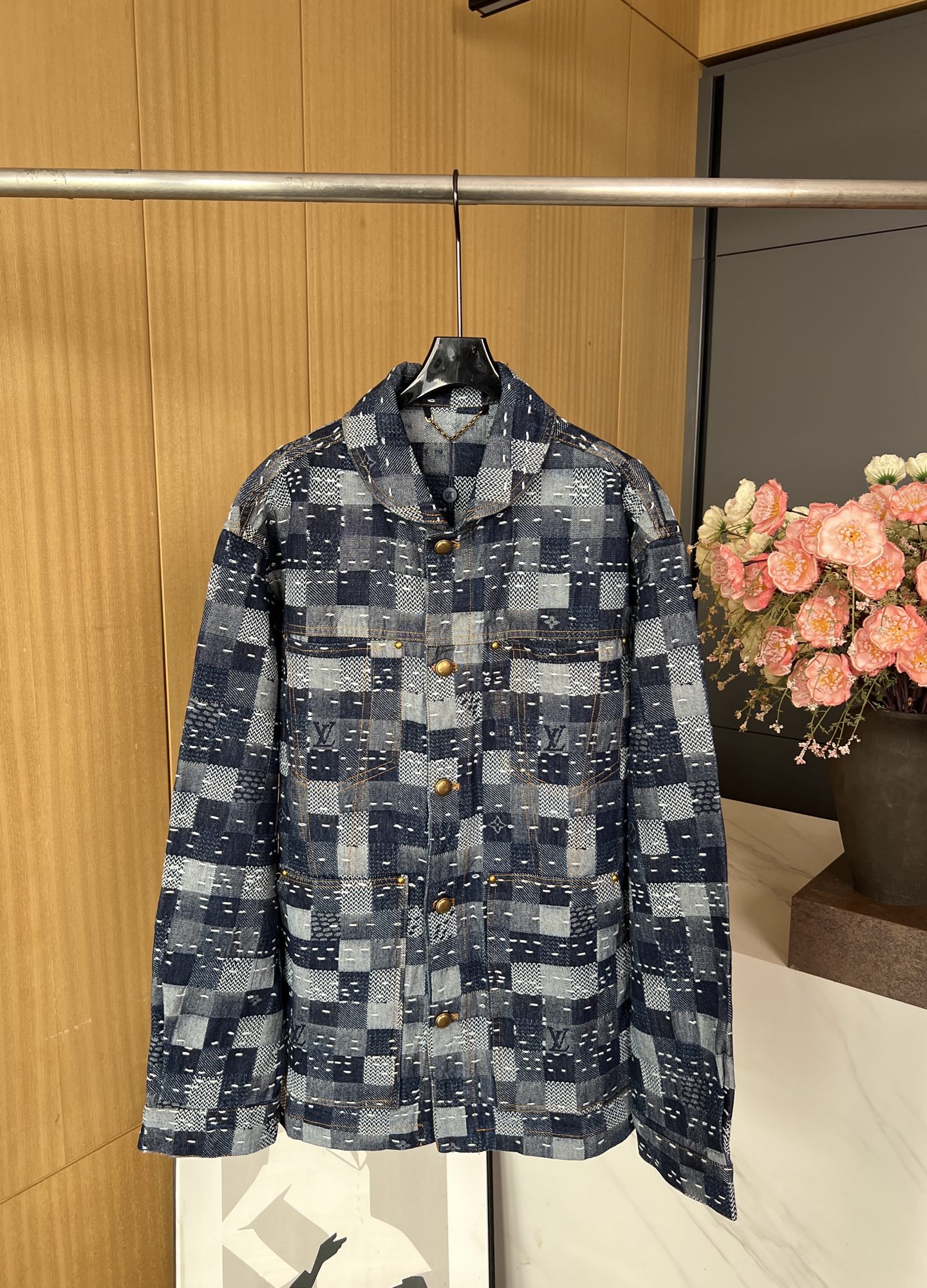 NO:451397,Louis Vuitton Autumn and winter new styles Working denim corset jacket, splicing effect Damier jacquard weave pattern, curved collar elegant balanced workwear silhouette, adjustable straps on the back waist, casual styles S M L XL,,louis vuitton,louis vuitton,jackets & coats,jackets & coats,alexander wang19860909LouisVuitton 路易 秋冬新款 工装牛仔束腰夹克外套、拼接效果 Damier 提花织纹、弧形衣领优雅平衡工装廓形、后腰配有可调节袢带、休闲版型 男女同款 码数S M L XL,,louis vuitton,louis vuitton,jackets & coats,jackets & coats,alexander wang,Women's clothing