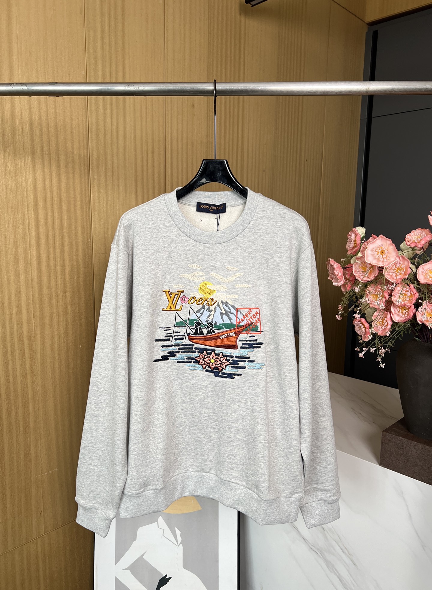 NO:457541,Louis Vuitton Louis Autumn and Winter New Embroidery Sports Sweatshirts, depicted with bright embroidery Pharrell Williams and Nigo in pastoral scenery, front logo embroidery, casual style, same style for men and women. S M L XL,,louis vuitton,louis vuitton,hoodie,sweatshirts,alexander wang19860909LouisVuitton 路易 秋冬新款 刺绣运动卫衣、以明丽刺绣描绘 Pharrell Williams 与 Nigo 于田园风光、正面标识刺绣、休闲版型、男女同款 码数S M L XL,,louis vuitton,louis vuitton,hoodie,sweatshirts,alexander wang,Women's clothing