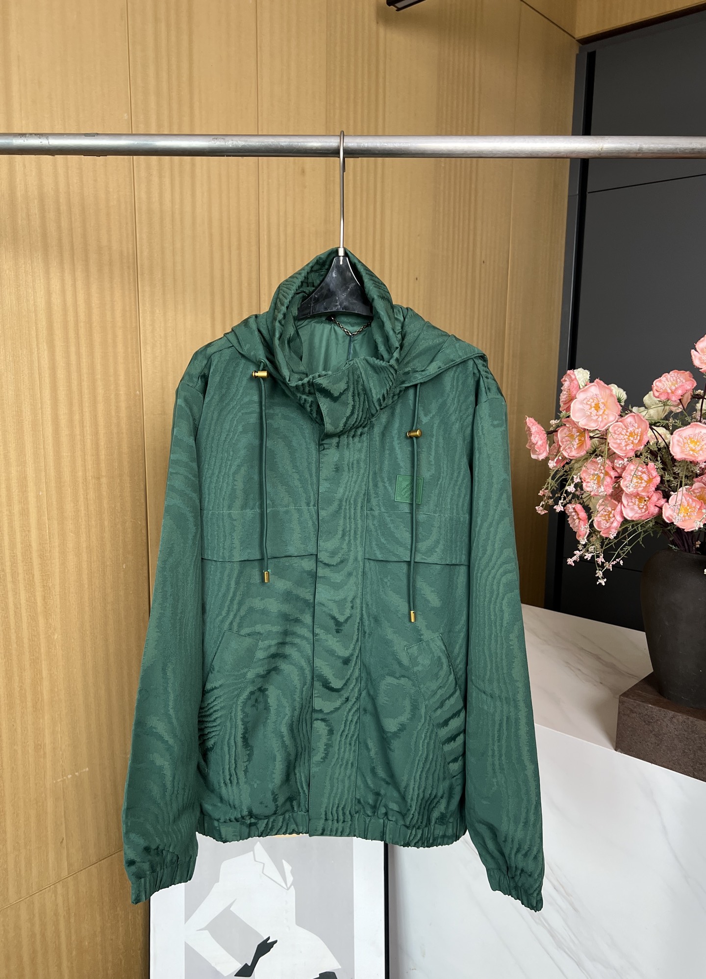 NO:457546,Louis Vuitton Autumn and Winter New Hooded Long Sleeve Wind Jacket, Jacquard craft display LV Moiré pattern, corrugated effect with Monogram elements, Marque L.Vuitton Déposée rubber patch, adjustable hood full-width logo jacquard that can be retracted to the collar, elastic cuffs and hem, breathable holes under the arms, hidden zipper front closure, loose fit S M L XL,,louis vuitton,louis vuitton,louis vuitton,jackets & coats,hats,alexander wang19860909LouisVuitton 路易 秋冬新款 连帽长袖防风外套、满身提花工艺显示LV Moiré 图案、与 Monogram 元素共同构成的波纹效果、Marque L.Vuitton Déposée 橡胶贴饰、可收入衣领的可调节风帽全幅标识提花、弹力袖口和下摆、手臂下方配有透气孔眼、隐藏式拉链前襟、宽松版型 码数S M L XL,,louis vuitton,louis vuitton,louis vuitton,jackets & coats,hats,alexander wang,Women's clothing