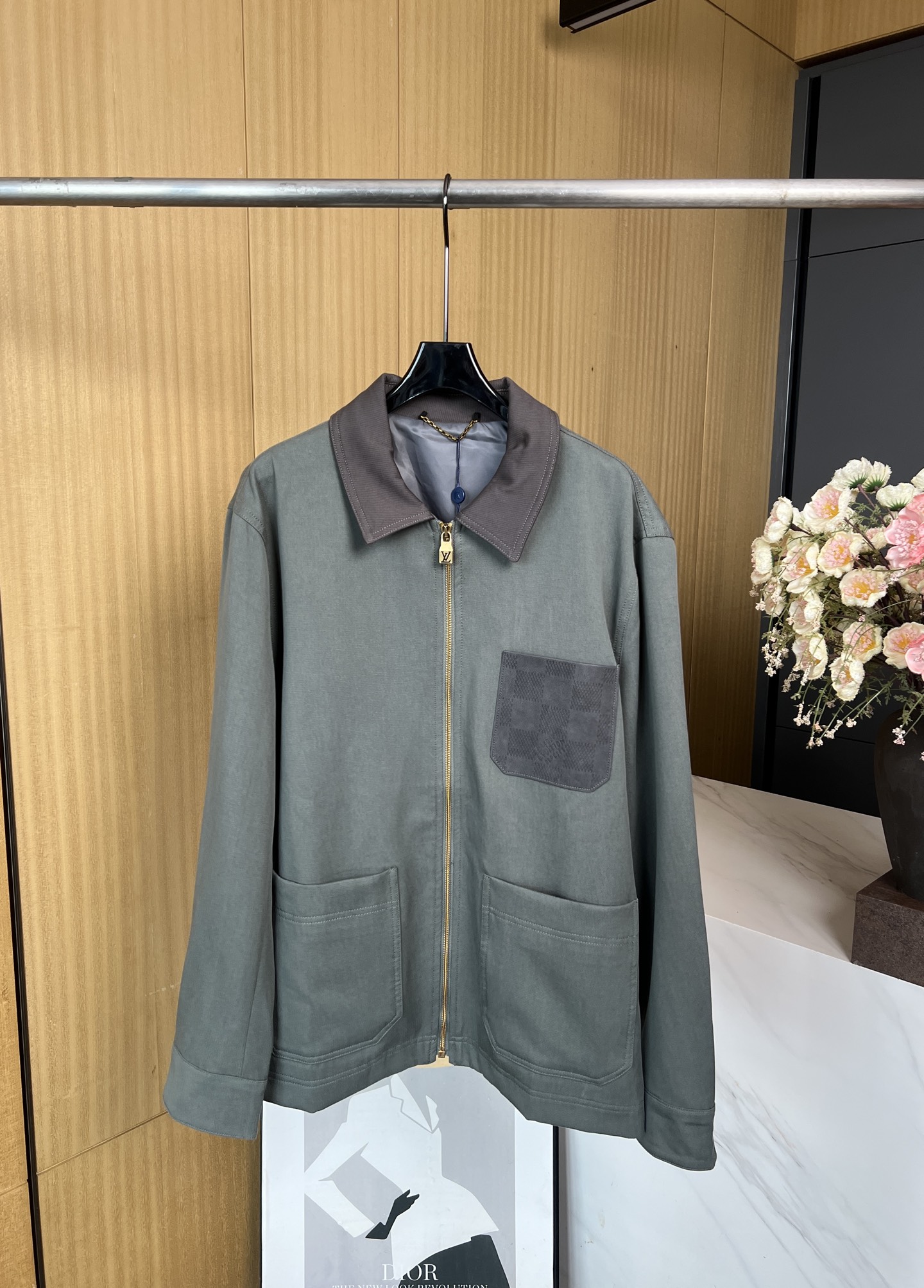 NO:453154,Men's Louis Vuitton Louis autumn and winter new lightweight cotton work jacket, Damier embossed leather shaping chest patch pockets, nubby suede label embellished behind, ribbed woven collar, casual style S M L XL,,louis vuitton,louis vuitton,jackets & coats,alexander wang19860909男款LouisVuitton 路易 秋冬新款 轻质棉质工装夹克、以 Damier 压纹皮革塑造胸前贴袋、正绒面革标签点缀背后、罗纹效果梭织衣领、休闲版型 码数S M L XL,,louis vuitton,louis vuitton,jackets & coats,alexander wang,Women's clothing