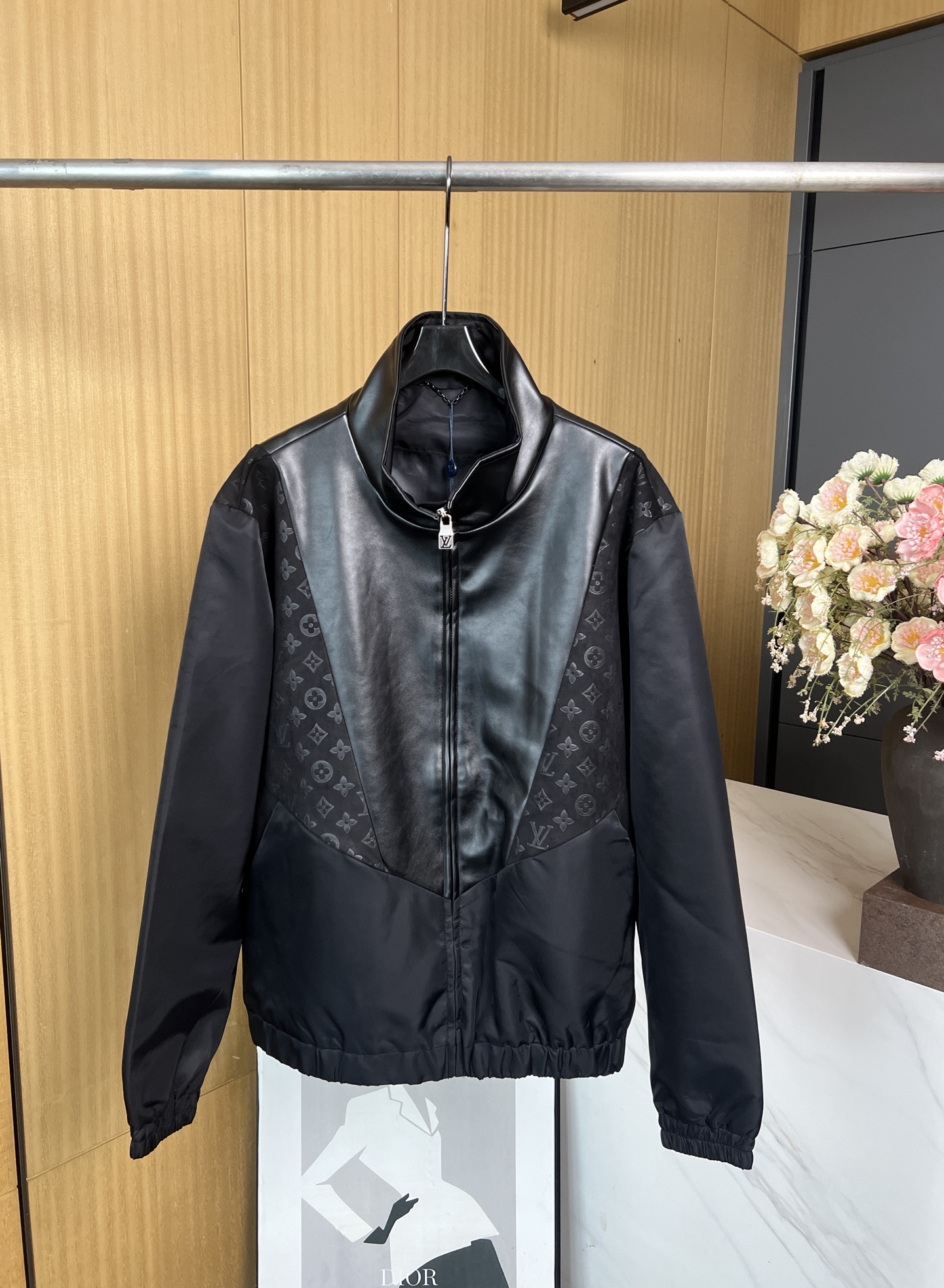 NO:453159,Louis Vuitton Autumn and Winter New Mixed Leather Sports Jacket, Soft Leather and Monogram Embossed Suede Leather, Strained Cuffs and Hem, Lined, Casual Style, Same Model S M L XL,,louis vuitton,louis vuitton,jackets & coats,jackets & coats,alexander wang19860909LouisVuitton 路易 秋冬新款 混合皮革运动夹克外套、融入柔软皮革和 Monogram 压纹绒面皮革、弹力袖口及下摆、配有内衬、休闲版型、男女同款 码数S M L XL,,louis vuitton,louis vuitton,jackets & coats,jackets & coats,alexander wang,Women's clothing