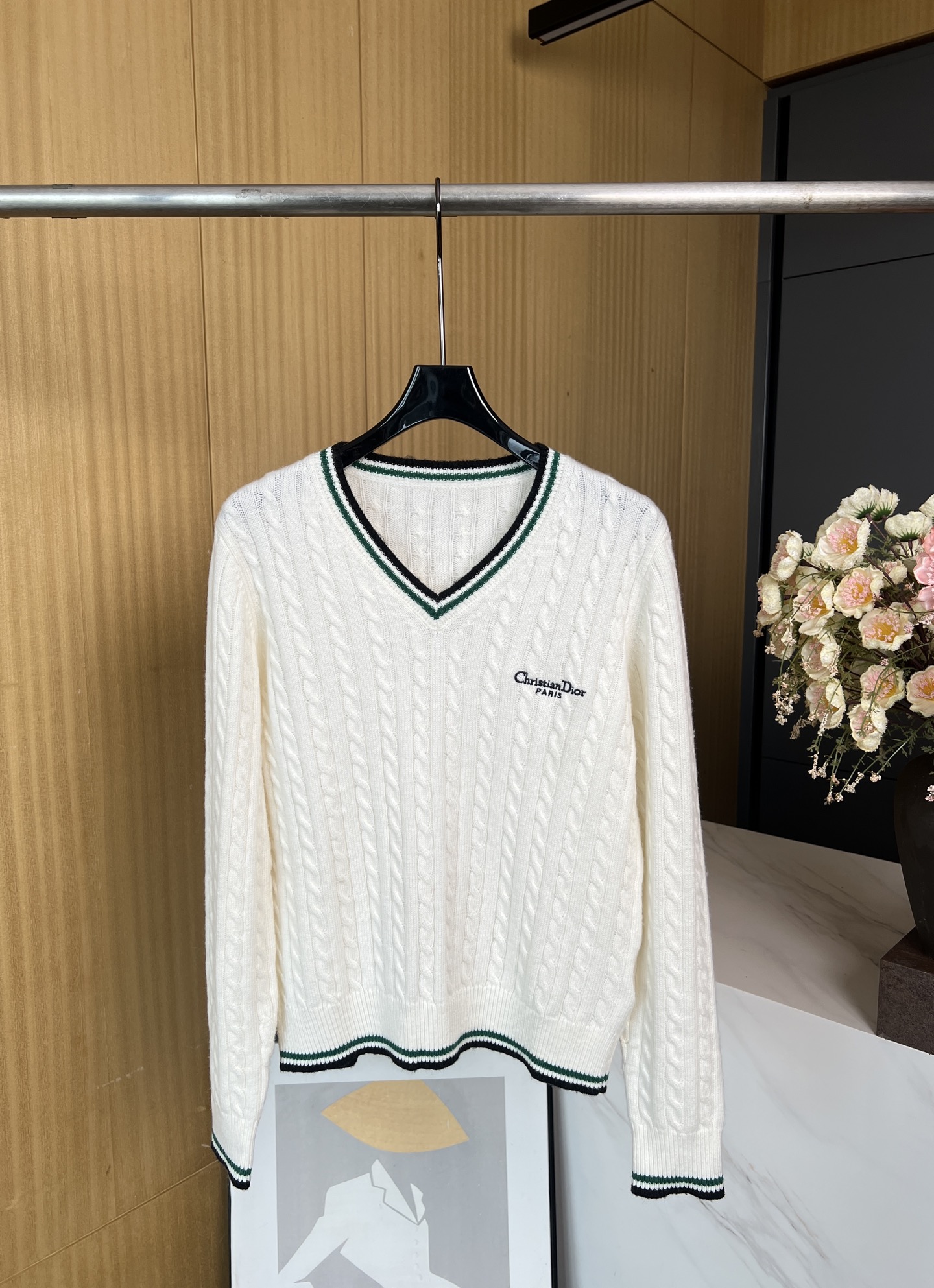 NO:452495,Dior autumn and winter new style pine green cotton and wool blended crimp sweater, slim fit V-neck silhouette with contrasting pine green and black striped trim to enhance the style, and the chest is embroidered with Christian Dior Paris logo embroidery, casual style S M L,,dior,alexander wang19860909Dior 秋冬新款 松绿色棉质和羊毛混纺绞花针织衫、修身 V 领廓形饰以对比鲜明的松绿色和黑色条纹饰边提升格调,胸前点缀以 Christian Dior Paris 标志刺绣、休闲版型 码数S M L,,dior,alexander wang,Women's clothing