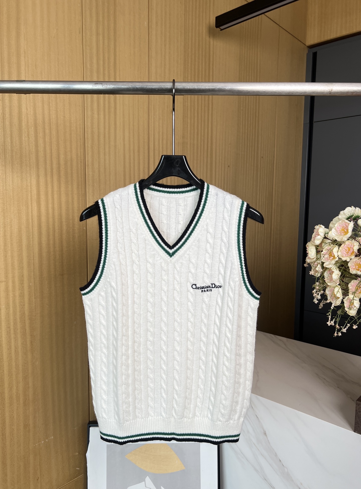 NO:452500,Dior autumn and winter new style pine green cotton and wool blended crimp vest, pine green and black striped trim enhances style, with Christian Dior Paris logo embroidery, casual style on the chest S M L,,dior,alexander wang19860909Dior 秋冬新款 松绿色棉质和羊毛混纺绞花背心、松绿色和黑色条纹饰边提升格调,胸前点缀以 Christian Dior Paris 标志刺绣、休闲版型 码数S M L,,dior,alexander wang,Women's clothing