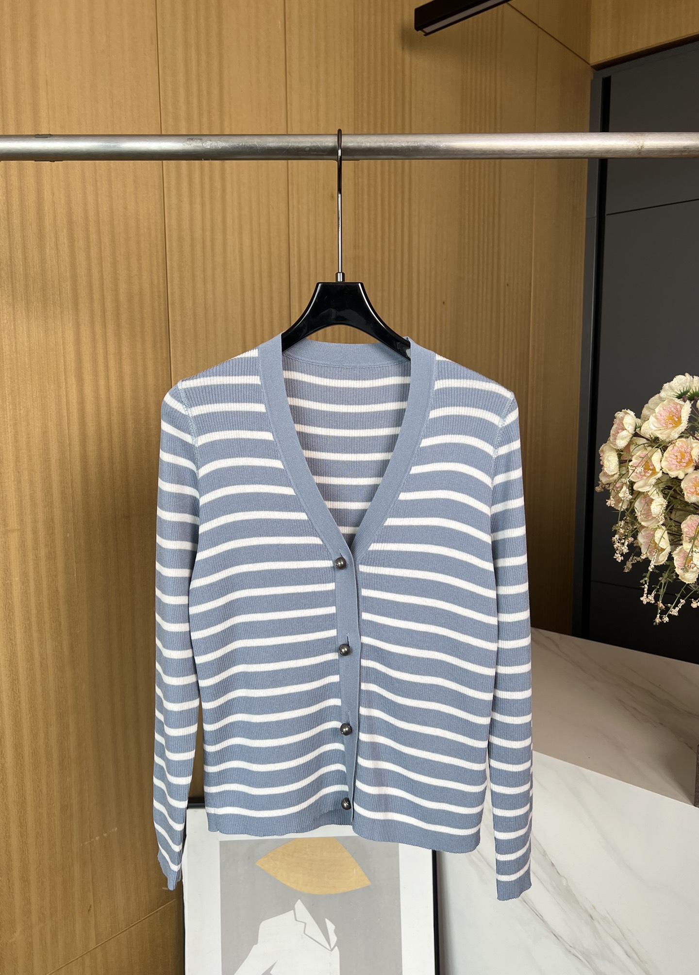 NO:452505,Dior new autumn and winter style linen-blend knitted cardigan, linen-blend stretch knitted fabric, paired with accentuating silver finish CD logo metal beads, casual style S M L,,dior,alexander wang19860909Dior 秋冬新款 亚麻混纺针织开衫、采用亚麻混纺弹力针织面料、搭配突显银色饰面 CD 标志金属珠饰、休闲版型 码数S M L,,dior,alexander wang,Women's clothing