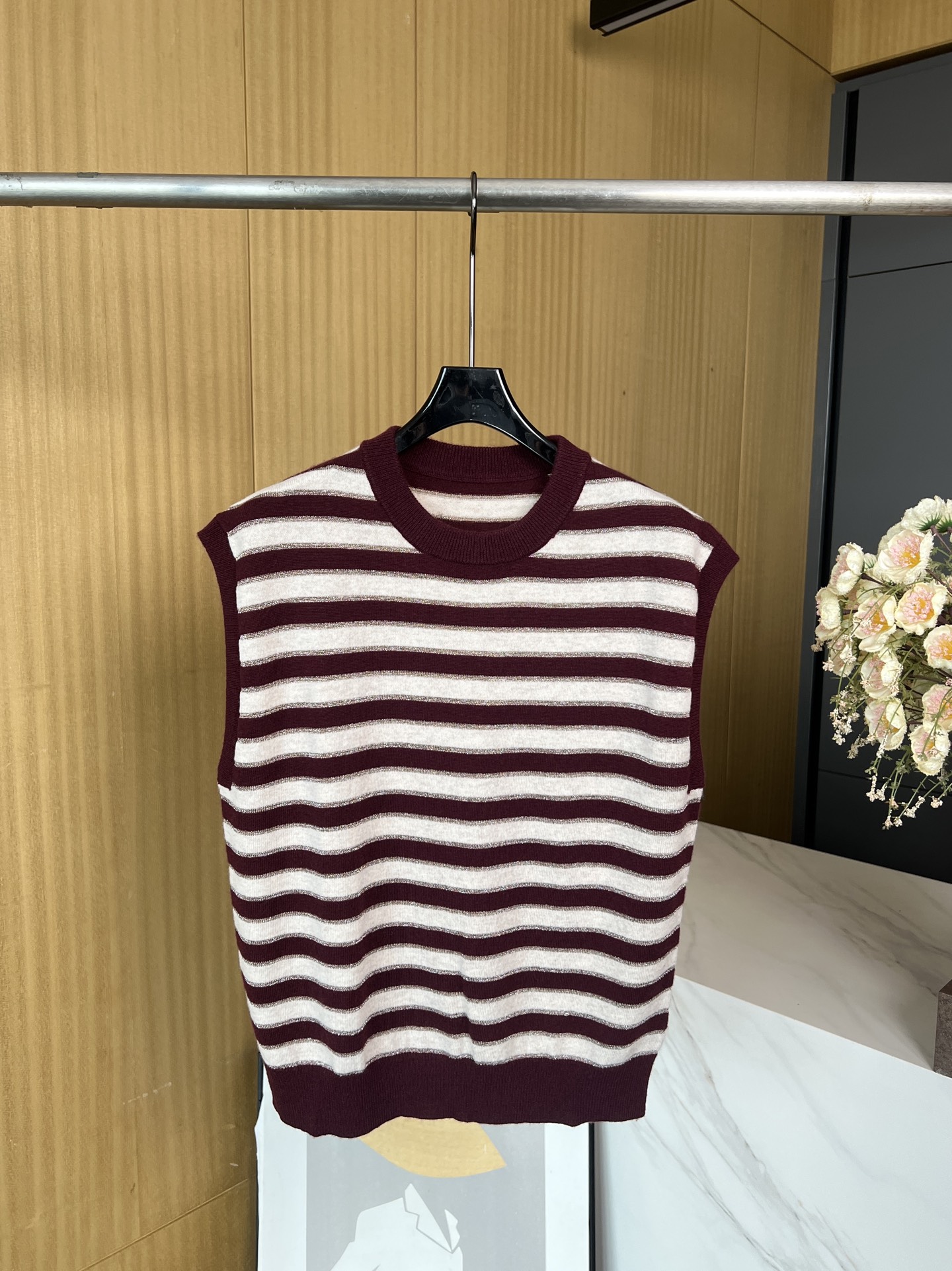 NO:452510,BRUNELLO CUCINELL BC autumn and winter new cashmere woven vest, classic stripes with streaming colors embellished with classic stripes, and the stripes woven by lame thread alternate with seasonal tones, casual style S M L, brunello cucinelli, alexander wang19860909BRUNELLO CUCINELL BC 秋冬新款 羊绒编织背心、以流光溢彩点缀经典条纹图案、拉梅线织就的条纹与季节色调交替辉映、休闲版型 码数S M L,,brunello cucinelli,alexander wang,Women's clothing