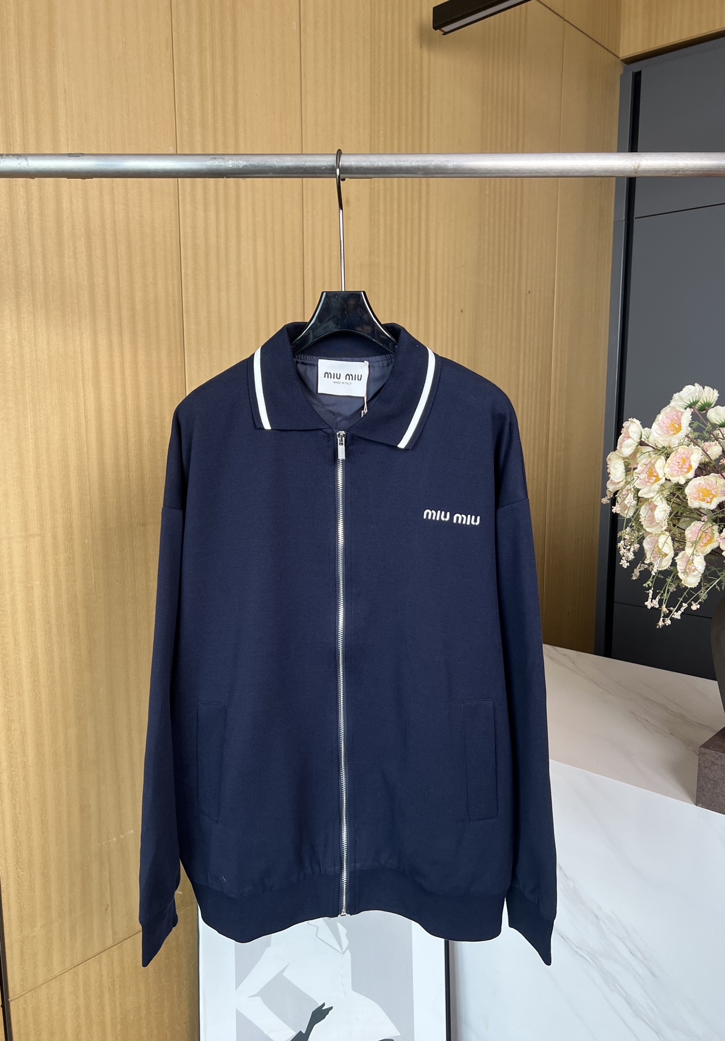 NO:452515,Miu Miu autumn and winter new products Pearl Floor and Technology knitted fabric jacket with Polo collar and embroidered logo, embroidered logo shirt neckline, loose fit, same style for men and women S M L,,miumiu, jackets & coats, jackets & coats,shirts,alexander wang19860909Miu Miu 秋冬新品 珠地棉和科技针织布夹克外套、配有Polo领和刺绣标志、刺绣徽标衬衫式领口、宽松版型、男女同款 码数S M L,,miumiu,jackets & coats,jackets & coats,shirts,alexander wang,Women's clothing