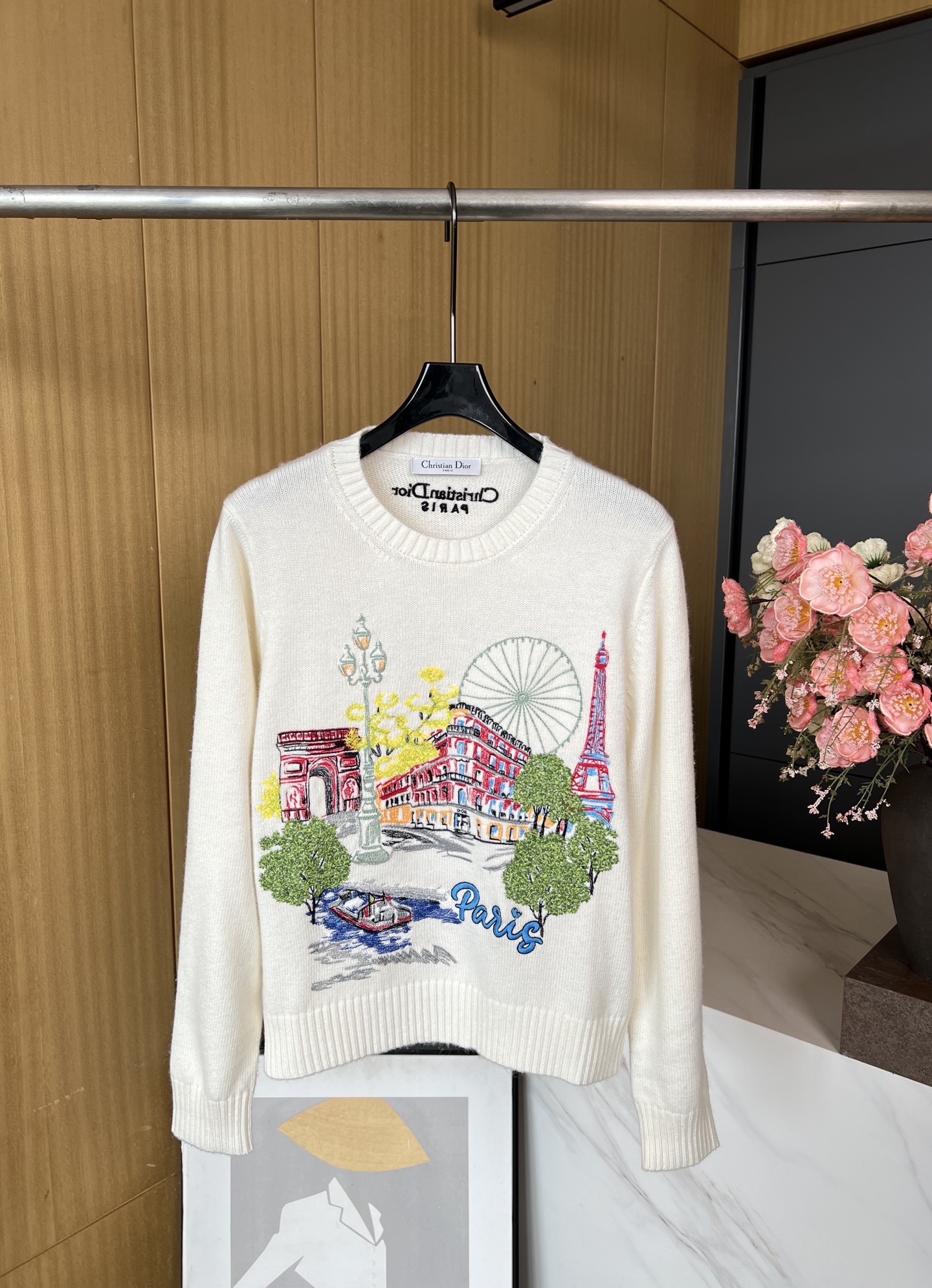 NO:454113,Dior new autumn and winter style architectural pattern letter embroidered jacquard sweater, colorful colors to highlight the local characteristics, soft and high-end back letters, chest embroidery, casual style S M L,,dior,alexander wang19860909Dior 秋冬新款 建筑图案字母刺绣提花针织衫、运用缤纷色彩突显当地的鲜明特色、面料柔软又高级后背字母、胸前刺绣、休闲版型 码数S M L,,dior,alexander wang,Women's clothing