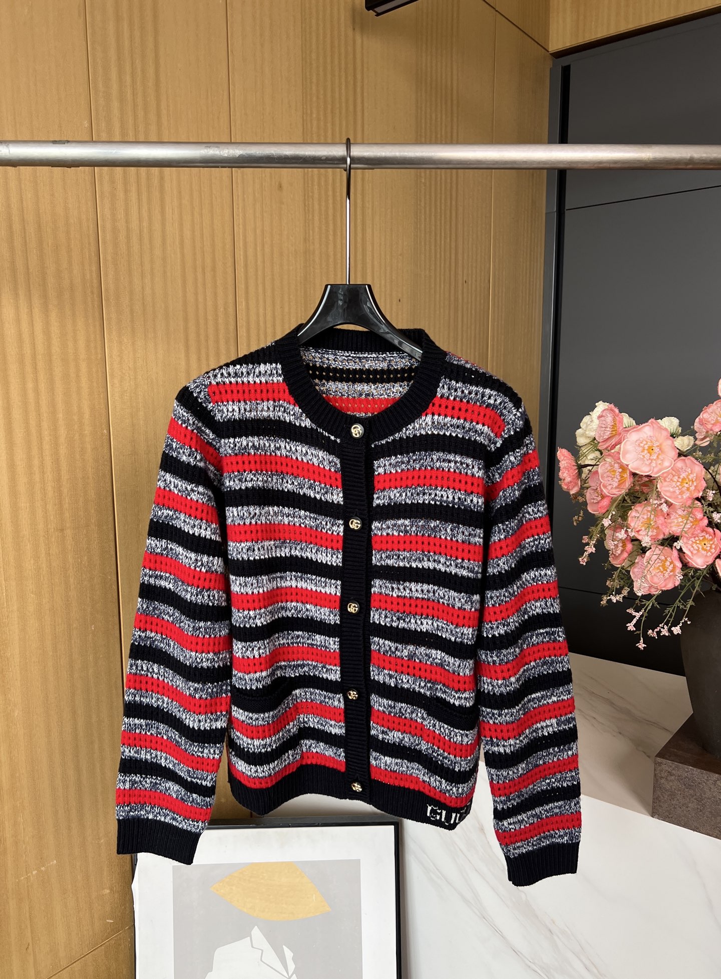 NO:454119,Gucci new autumn and winter style with inlay striped cotton cardigan, contrasting color piping and brand iconic pattern, nautical style design elements add color to the casual silhouette, gold tone double G buttons, casual style S M L,,gucci,alexander wang19860909Gucci 秋冬新款 饰嵌花条纹棉质开衫、撞色滚边和品牌标志性图案、以航海风设计元素为休闲廓形添姿加彩、金色调双G纽扣、休闲版型 码数S M L,,gucci,alexander wang,Women's clothing