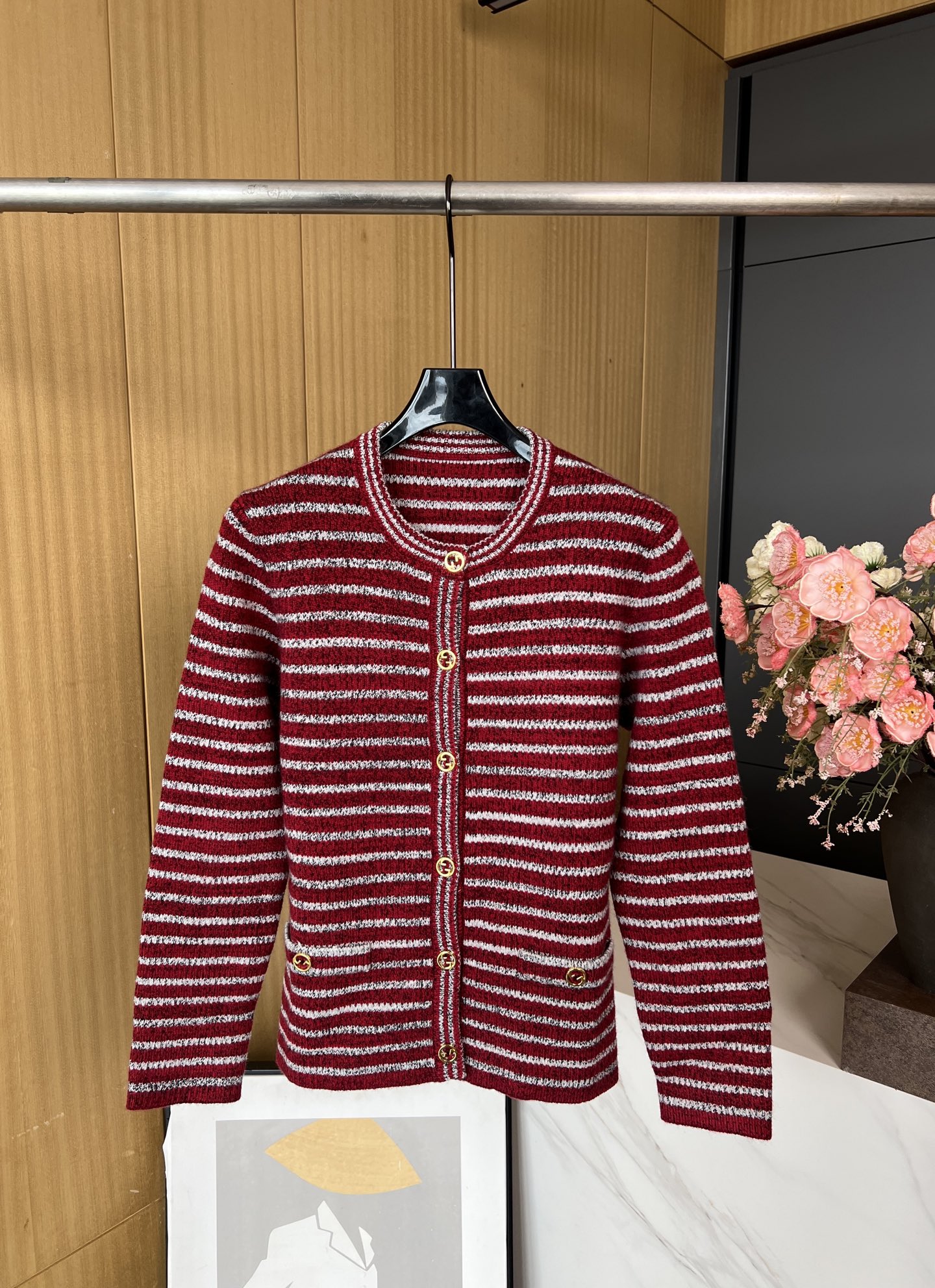 NO:454125,GUCCI new autumn and winter style striped ribbed button long-sleeved sweater, floral gray base, paired with dark red stripes, metal buckles are exquisitely decorated and casual style. S M L,,gucci,alexander wang19860909GUCCI 秋冬新款 条纹罗纹饰边纽扣长袖针织衫、通体饰以花灰色打底 搭配暗红色条纹交织、金属扣装饰精致、休闲版型 码数S M L,,gucci,alexander wang,Women's clothing