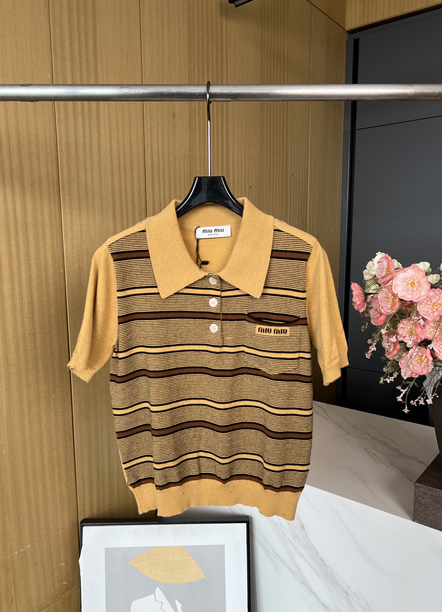 NO:454098,Miu Miu early autumn new style, letter jacquard lapel striped sweater, shoulders decorated with eavesprints, contrasting striped chest pocket logo embellishment, casual style S M L,,miumiu,alexander wang19860909Miu Miu 早秋新款 字母提花翻领条纹针织衫、肩部饰有肩章、撞色条纹胸口口袋徽标装饰点缀、休闲版型 码数S M L,,miumiu,alexander wang,Women's clothing