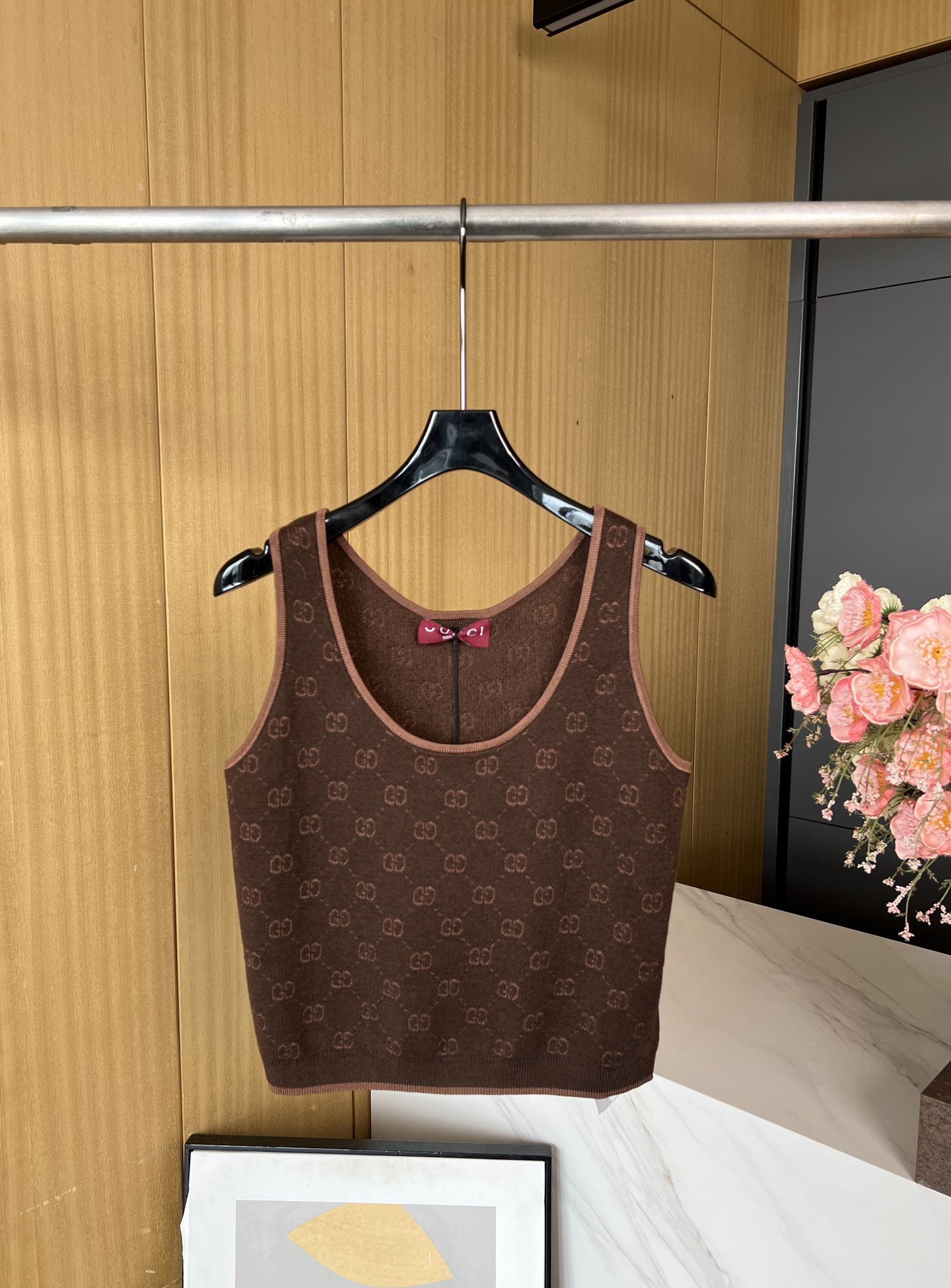 NO:454091,Gucci early autumn new style jacquard knitted round neck vest, brown GG fine cotton jacquard fabric, full body interlocking GG jacquard drawing, contrasting striped bottom edge, round neck neck sleeveless design elastic elastic details casual style S M L,,gucci,alexander wang19860909Gucci 早秋新款 提花针织圆领背心、咖色GG精棉提花面料、通身饰互扣GG提花图、 撞色条纹底边、圆领领口 无袖设计 松紧弹力细节 休闲版型 码数S M L,,gucci,alexander wang,Women's clothing