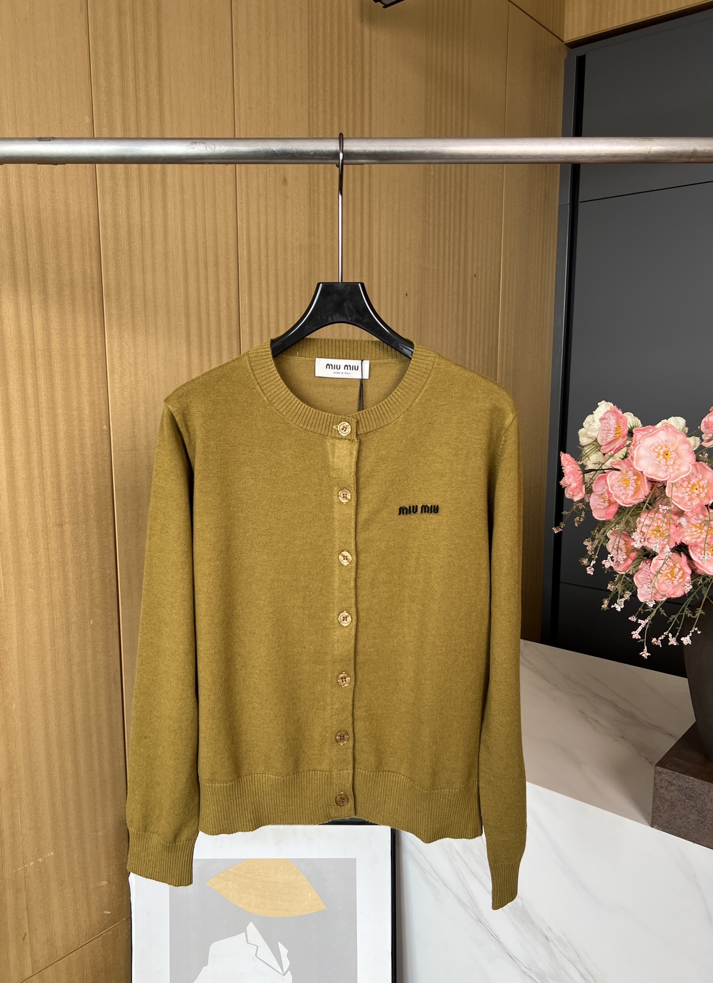 NO:454095,MIUMIU autumn and winter new round neck knit cardigan, chest embroidered letter logo, cashmere wool blend fabric, ribbed neckline and hem, soft and comfortable and elastic S M L,,miumiu,alexander wang19860909MIUMIU 秋冬新款 圆领针织开衫、胸口刺绣字母logo、羊绒羊毛混纺面料、罗纹领口和下摆、柔软舒服有弹性 码数S M L,,miumiu,alexander wang,Women's clothing