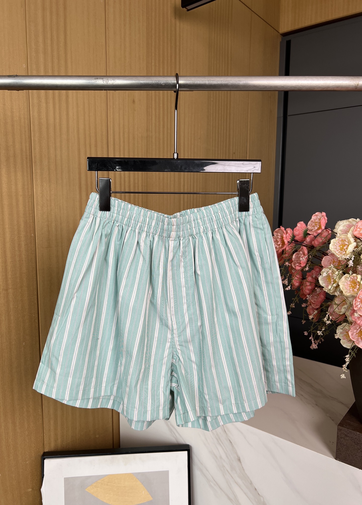 NO:456220,BALENCIAG*A Paris autumn and winter new style cotton striped casual shorts, custom knitted mint green thin white striped fabric, single-sided patch pocket for the front chest, elastic elastic waist circumference, loose fit S M L,,balenciaga, shorts,alexander wang19860909BALENCIAG*A 巴黎 秋冬新款 棉布条纹休闲短裤、定制针织薄荷绿细白条纹面料、前胸单侧贴布口袋、弹力松紧带腰围、宽松版型 码数S M L,,balenciaga,shorts,alexander wang,Women's clothing