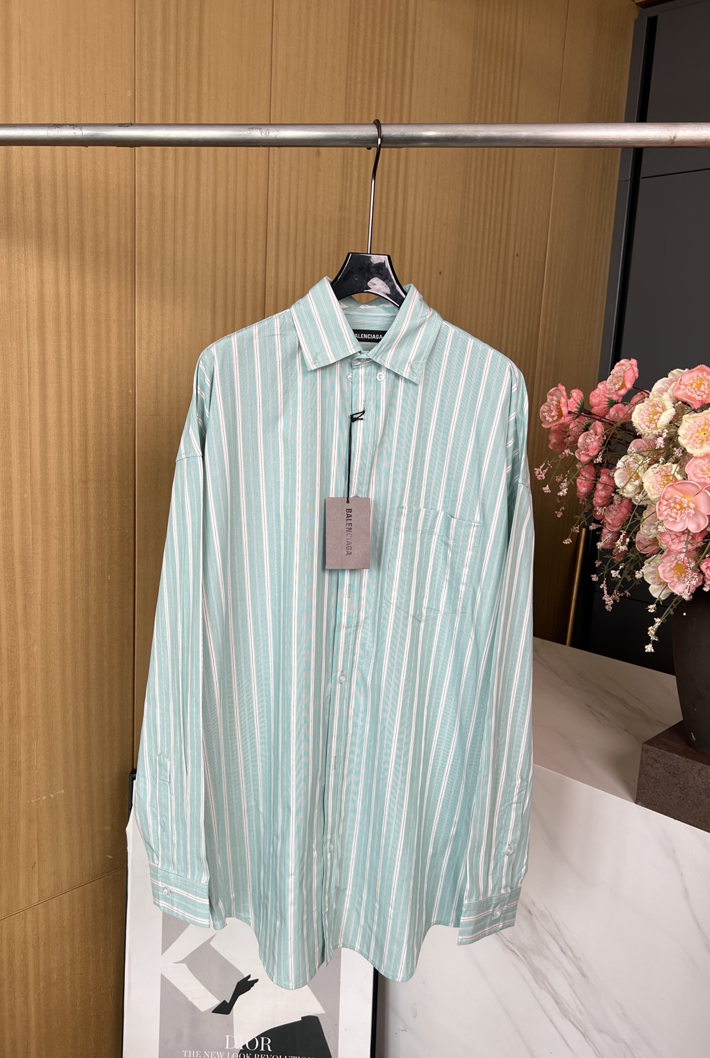 NO:456225,BALENCIAG*A Paris Autumn and Winter New Cotton Long-sleeved Lapel Shirt, Custom Knitted Mint Green Thin White Striped Fabric, Single-sided Appliance Pocket Curved Sleeves Hem, Blanket Engraved Button Design, Ultra-loose Cut S M L XL,,balenciaga,alexander wang19860909BALENCIAG*A 巴黎 秋冬新款 棉布长袖翻领衬衣、定制针织薄荷绿细白条纹面料、前胸单侧贴布口袋弧形衣袖下摆、门襟刻字纽扣设计、超宽松剪裁版型 码数S M L XL,,balenciaga,alexander wang,Women's clothing