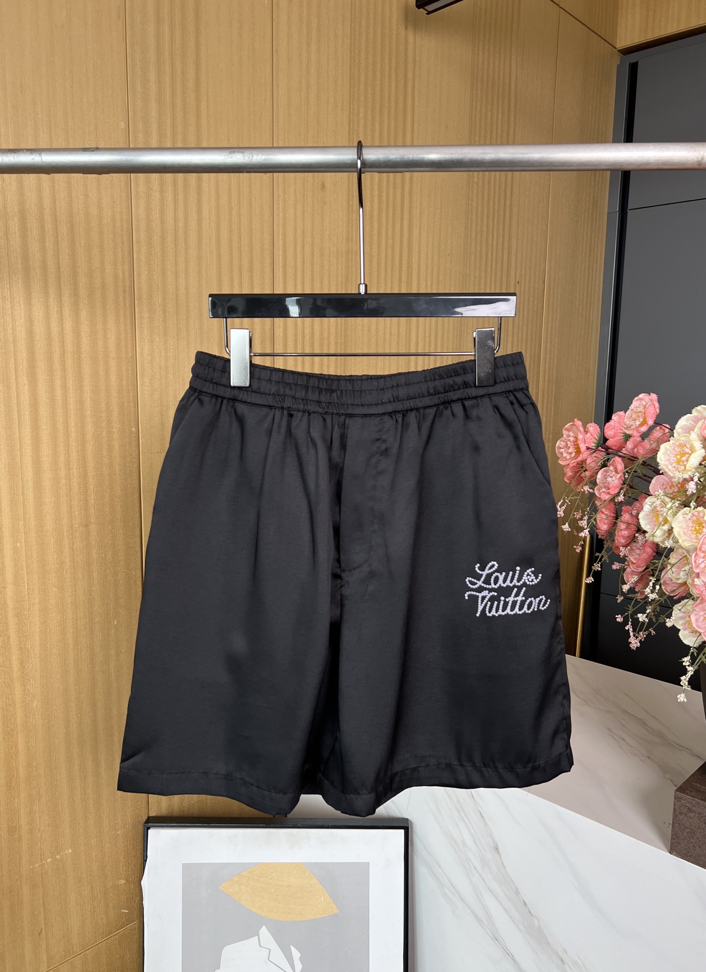 NO:467044,Men's Louis Vuitton Louis autumn and winter new style silk printed casual shorts, contrasting pearlescent dots on the left, handwritten Louis Vuitton logo printed elastic drawstring waist, bordered back pocket embellishment brand label, casual style not picky to wear S M L XL,,louis vuitton,louis vuitton,shorts,alexander wang19860909男装LouisVuitton 路易秋冬新款 丝质印花休闲短裤、撞色珠光圆点于左侧、手写体路易威登标识印花弹力抽绳腰部、镶边后袋点缀品牌标签、休闲款式 不挑人穿 码数S M L XL,,louis vuitton,louis vuitton,shorts,alexander wang,Women's clothing