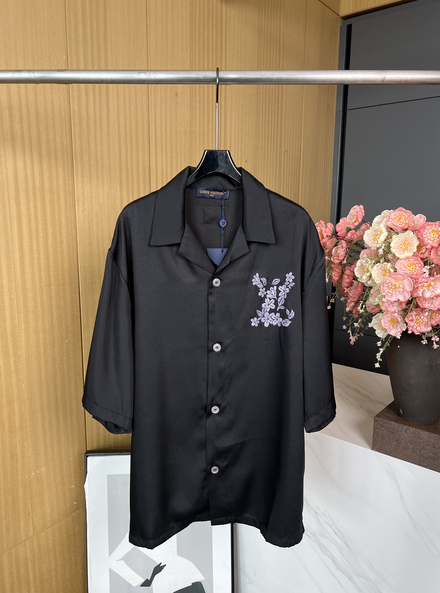 NO:466987,Men's Louis Vuitton Louis autumn and winter new style Silk printed casual shirt, collar design and pearlescent effect, LV Flower logo print, pearlescent button closure placket, chest logo print, loose fit S M L XL,,louis vuitton,louis vuitton,louis vuitton,alexander wang19860909男款LouisVuitton 路易 秋冬新款 丝质印花休闲衬衣、开领设计和珠光效果、LV Flower 标识印花、珠光纽扣开合门襟、胸前标识印花、宽松版型 码数S M L XL,,louis vuitton,louis vuitton,louis vuitton,alexander wang,Women's clothing