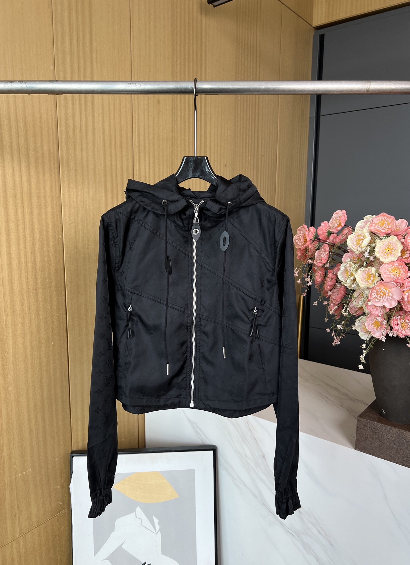 NO:456230,Louis Vuitton Autumn and Winter New Dark Flower Pattern Letter Short Zipper Long Sleeve Jacket, Mon*gram Jacquard with diagonal light lines on the chest, elastic cuffs cleverly presenting the ruffle effect, casual style. S M L,,louis vuitton,louis vuitton,jackets & coats,alexander wang19860909LouisVuitton 路易 秋冬新款 暗花图案字母短款拉链长袖夹克、Mon*gram 提花搭配胸前斜向明线、弹力袖口巧妙呈现荷叶边效果、休闲版型 码数S M L,,louis vuitton,louis vuitton,jackets & coats,alexander wang,Women's clothing