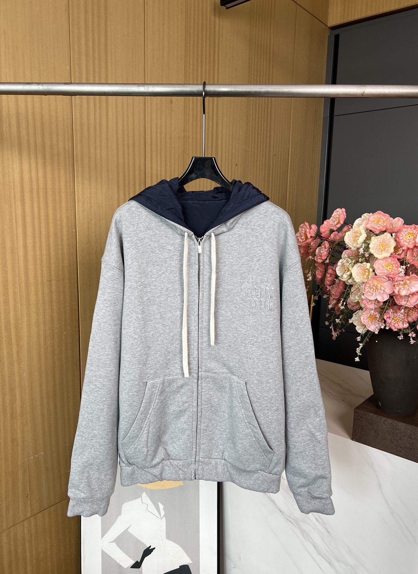 NO:456215,Miu Miu autumn and winter new style, double-sided jacket, cotton spliced ​​technology poplin fabric, branded embroidered drawstring hooded jacket, elastic elastic hem and cuff zipper closure, casual style, same style for men and women, SMS, M L,,miumiu, jackets & coats, jackets & coats,hats,alexander wang19860909Miu Miu 秋冬新款 两面穿夹克外套、棉质拼接科技府绸面料、饰有品牌标识刺绣抽绳连帽外套、松紧弹力下摆和袖口拉链开合、休闲版型 男女同款 码数S M L,,miumiu,jackets & coats,jackets & coats,hats,alexander wang,Women's clothing