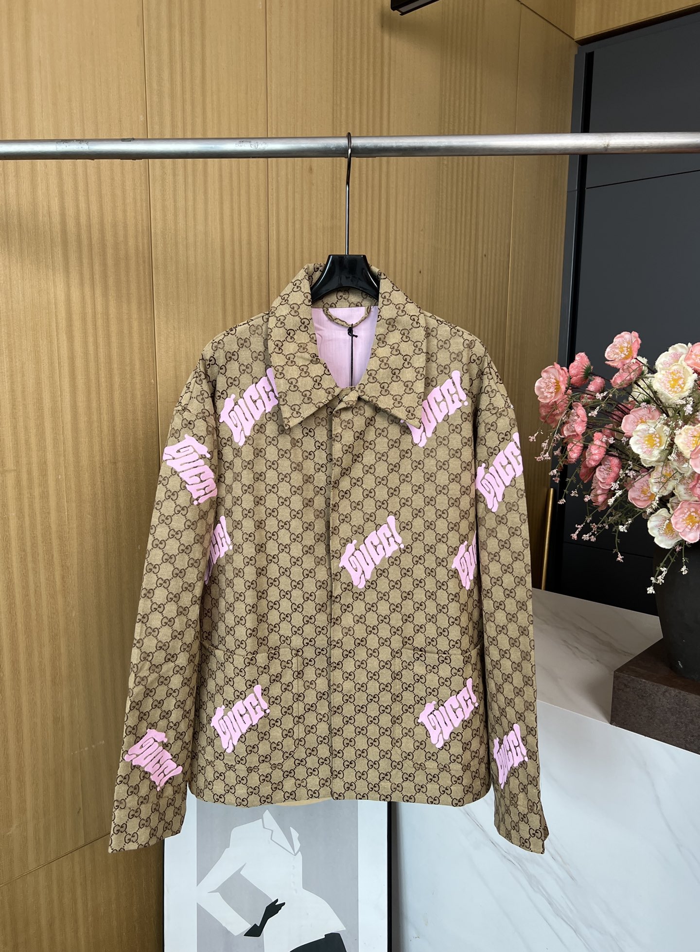 NO:467034,Gucci autumn and winter new style embroidered jacquard cotton casual long-sleeved jacket, double g interlocking logo pattern on the front face symmetrical patch pocket pink letter logo embroidery inner echoes pink lid, metal zipper snap buckle opening and closing hem drawstring details, casual style, same style for men and women S M L XL, gucci, jackets & coats, alexander wang19860909Gucci 秋冬新款 刺绣款提花棉质休闲长袖外套、满身双g互扣logo图案正面对称贴布口袋粉色字母logo刺绣内里呼应粉色里布、金属拉链按扣开合下摆抽绳细节、休闲版型、男女同款 码数S M L XL,,gucci,jackets & coats,alexander wang,Women's clothing