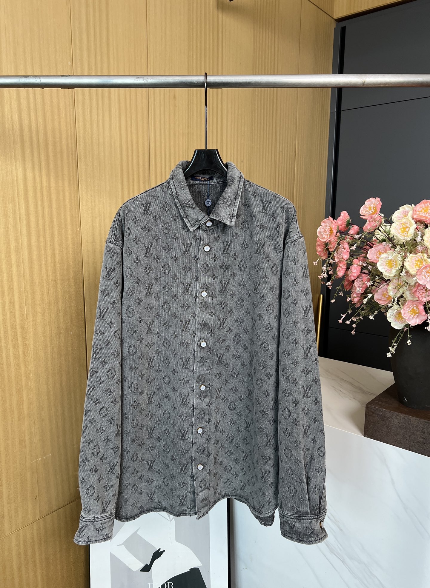 NO:467008,Men's Louis Vuitton Louis autumn and winter new style Heavy industry jacquard long-sleeved shirt jacket, dark gray washing buffalo fabric Custom white bead lettering buttons, new design auxiliary button details, straight-cut style design, full of classic brand logo jacquard effect, loose style S M L XL,,louis vuitton,louis vuitton,jacquardton,jackets & coats,alexander wang19860909男款LouisVuitton 路易 秋冬新款 重工款提花长袖衬衣外套、深灰色洗水牛仔面料 定制白珠刻字纽扣、全新设计辅料纽扣细节、直筒剪裁版型设计、满身经典品牌logo提花效果、宽松版型 码数S M L XL,,louis vuitton,louis vuitton,jackets & coats,alexander wang,Women's clothing