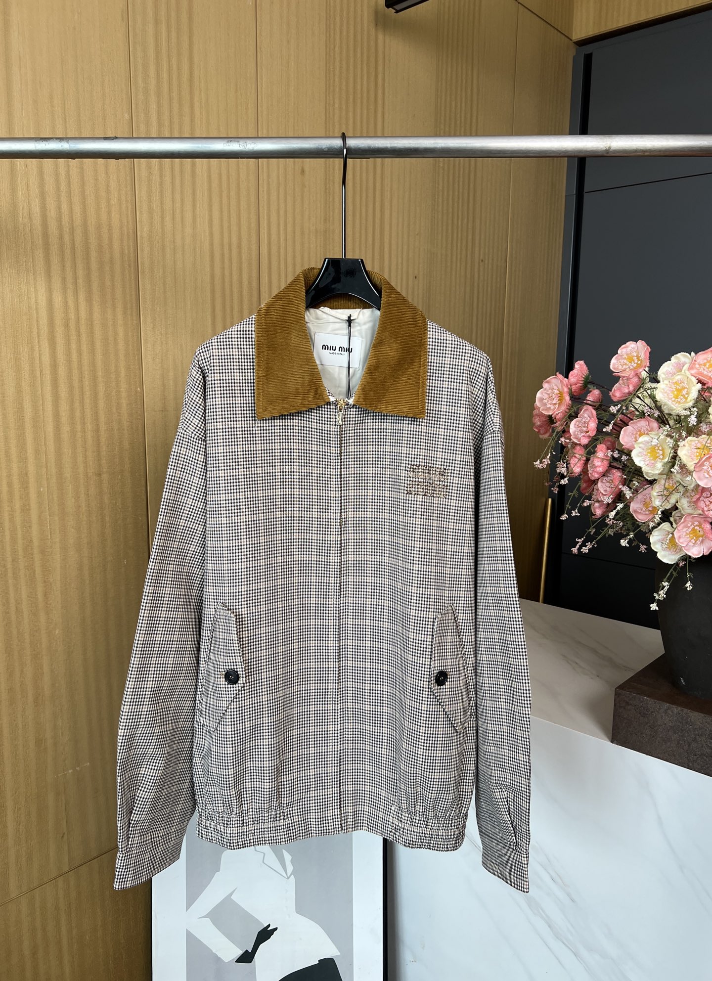 NO:467039,Miu Miu autumn and winter new style plaid long-sleeved lapel jacket, black and white coffee-splitting small plaid design, front chest brand letters and sealed corduroy collar details, grinding and blended fabric Bee silk lining inside, elastic band hem Button cuffs, metal zipper closure placket, loose fit, same style for men and women S M L XL,,miumiu, jackets & coats,alexander wang19860909Miu Miu 秋冬新款 格纹长袖翻领外套、黑白咖相间小格子设计、前胸品牌字母章仔灯芯绒衣领细节、磨毛混纺面料 内里米色丝质里布、弹力带下摆 纽扣袖口、金属拉链开合门襟、宽松版型、男女同款 码数S M L XL,,miumiu,jackets & coats,alexander wang,Women's clothing