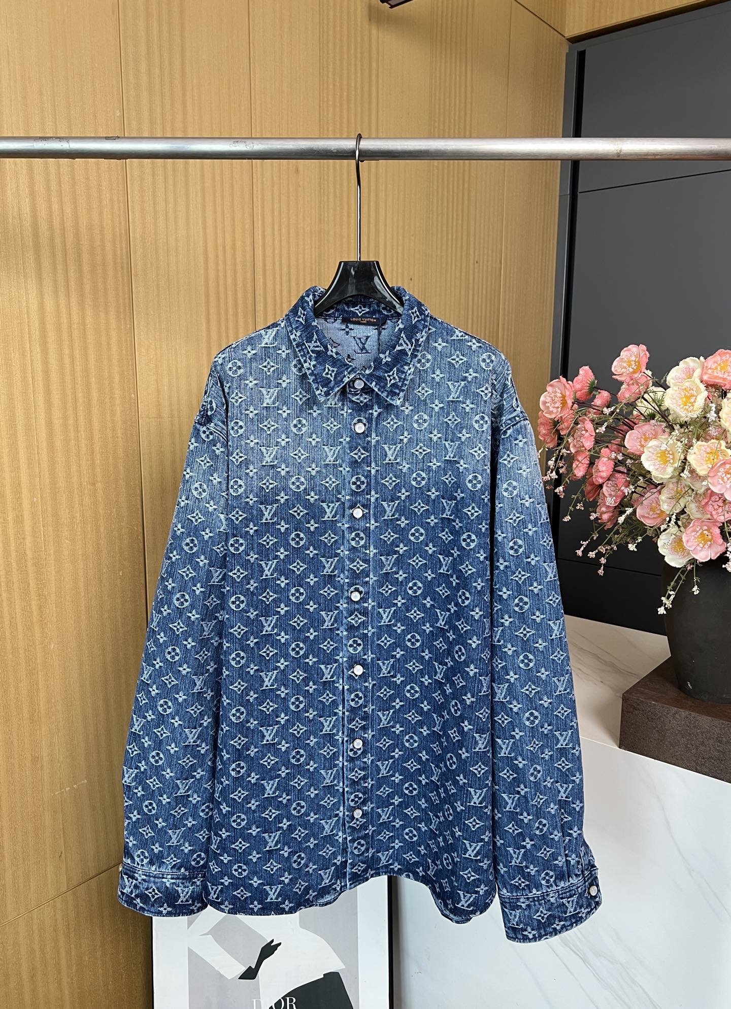 NO:467001,Men's Louis Vuitton Louis autumn and winter new style Heavy industry jacquard long-sleeved shirt jacket, dark gray washing buffalo fabric Custom white bead lettering buttons, new design auxiliary button details, straight cut style design, full of classic brand logo jacquard effect, loose version S M L XL,,louis vuitton,louis vuitton,jacquardton,jackets & coats,alexander wang19860909男款 LouisVuitton 路易 秋冬新款 重工款提花长袖衬衣外套、深灰色洗水牛仔面料 定制白珠刻字纽扣、全新设计辅料纽扣细节、直筒剪裁版型设计、满身经典品牌logo提花效果、宽松版型 码数S M L XL,,louis vuitton,louis vuitton,jackets & coats,alexander wang,Women's clothing