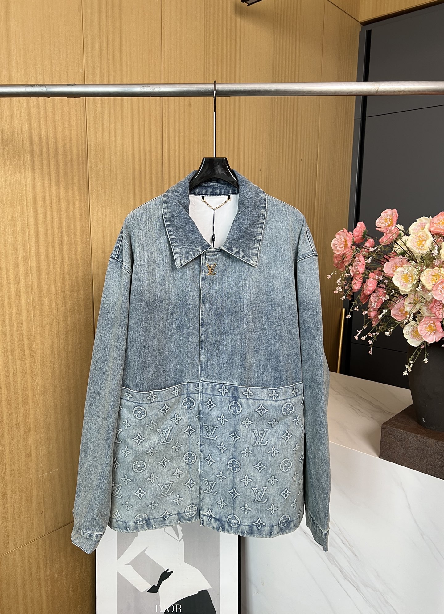 NO:467015,Louis Vuitton Autumn and winter new style Heavy industry embossed long-sleeved work jacket Positioning and cutting piece splicing design, lightly used water washing blue washing water, brand new design big hardware accessories, inner cotton washing water lining, loose style, same style for men and women SMS SM L XL,,louis vuitton,louis vuitton,jackets & coats,alexander wang19860909LouisVuitton 路易 秋冬新款 重工压花长袖工装夹克 定位裁片拼接设计、轻微做旧水洗蓝洗水、全新设计大五金辅料、内里棉质洗水里布、宽松版型、男女同款 码数ＳM L XL,,louis vuitton,louis vuitton,jackets & coats,alexander wang,Women's clothing