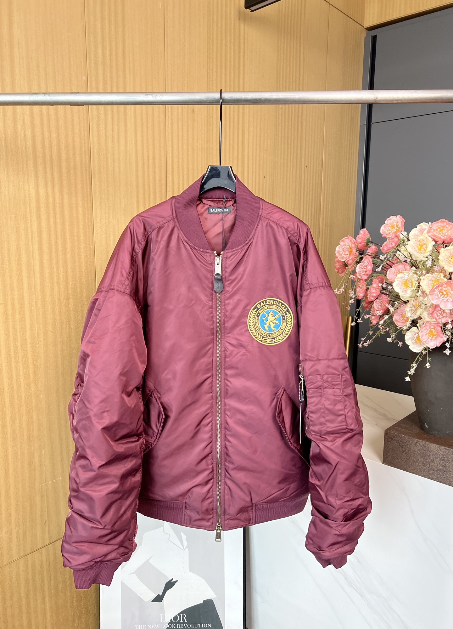 NO:467045,BALENCIAG*A Paris autumn and winter new style bomber large flying cotton jacket with round embroidery pattern on the front chest, custom leather zipper head details, front snap buckle flap pocket sleeves for loose cut pleated effect, knitted ribbed collar sleeves and hem, inner same color lining, casual styles for men and women S M L XL,,balenciaga, jackets & coats,alexander wang19860909BALENCIAG*A 巴黎 秋冬新款 bomber大号飞行棉服夹克 前胸圆形刺绣图案章仔、订制皮革拉链头细节、正面按扣翻盖口袋衣袖做宽松剪裁 褶皱效果、针织罗纹衣领衣袖和下摆、内里同色系里布、休闲款式 男女同款 码数S M L XL,,balenciaga,jackets & coats,alexander wang,Women's clothing