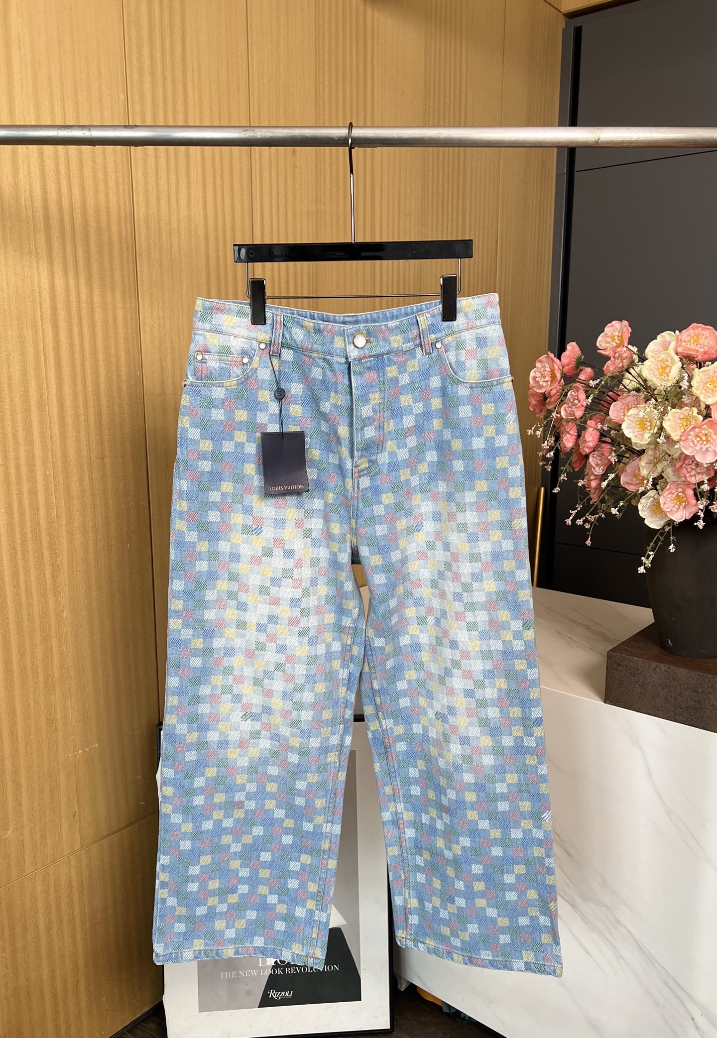 NO:467022,Men's Louis Vuitton Louis autumn and winter new styles wash denim cotton straight trousers, customized high-quality original fabric complex pattern printing technology, colorful primary colors depict the new season LV Vers Damier pattern, interspersed with Marque L.Vuitton Déposée logo, pearlescent rivet finishing touch classic denim pocket, suede Damier label, wide-leg style S M L XL,,louis vuitton,louis vuitton,louis vuitton, versace,alexander wang19860909男款LouisVuitton 路易 秋冬新款 洗水牛仔棉布直筒长裤、定制高品质原版面料复杂花纹印花工艺、缤纷原色描绘新季 LV Vers Damier 图案、穿插Marque L.Vuitton Déposée 标识、珠光铆钉点睛经典牛仔口袋、正绒面革 Damier 标签、阔腿版型 码数S M L XL,,louis vuitton,louis vuitton,louis vuitton,versace,alexander wang,Women's clothing