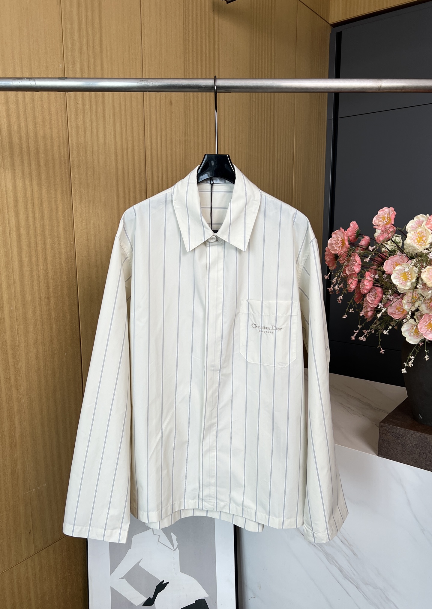 NO:466994,Men's Dior Autumn and Winter New Knitted Lapel Long Sleeve Shirt Jacket, Beige Striped Cotton Blender, Chest Pocket Embroidery, Hidden Button Opening and Closed Flying, Brand Logo Mother-of-Pearl Button, Straight Bottom Cut, Loose S M L XL,,dior, Jackets & Coats,alexander wang19860909男款 Dior 秋冬新款 针织翻领长袖衬衣外套、米色条纹棉质混纺面料、胸前口袋饰Christian Dior Couture 刺绣、隐藏式纽扣开合门襟、品牌标志的珍珠母贝纽扣、直筒底边廓形剪裁、宽松版型 码数S M L XL,,dior,jackets & coats,alexander wang,Women's clothing