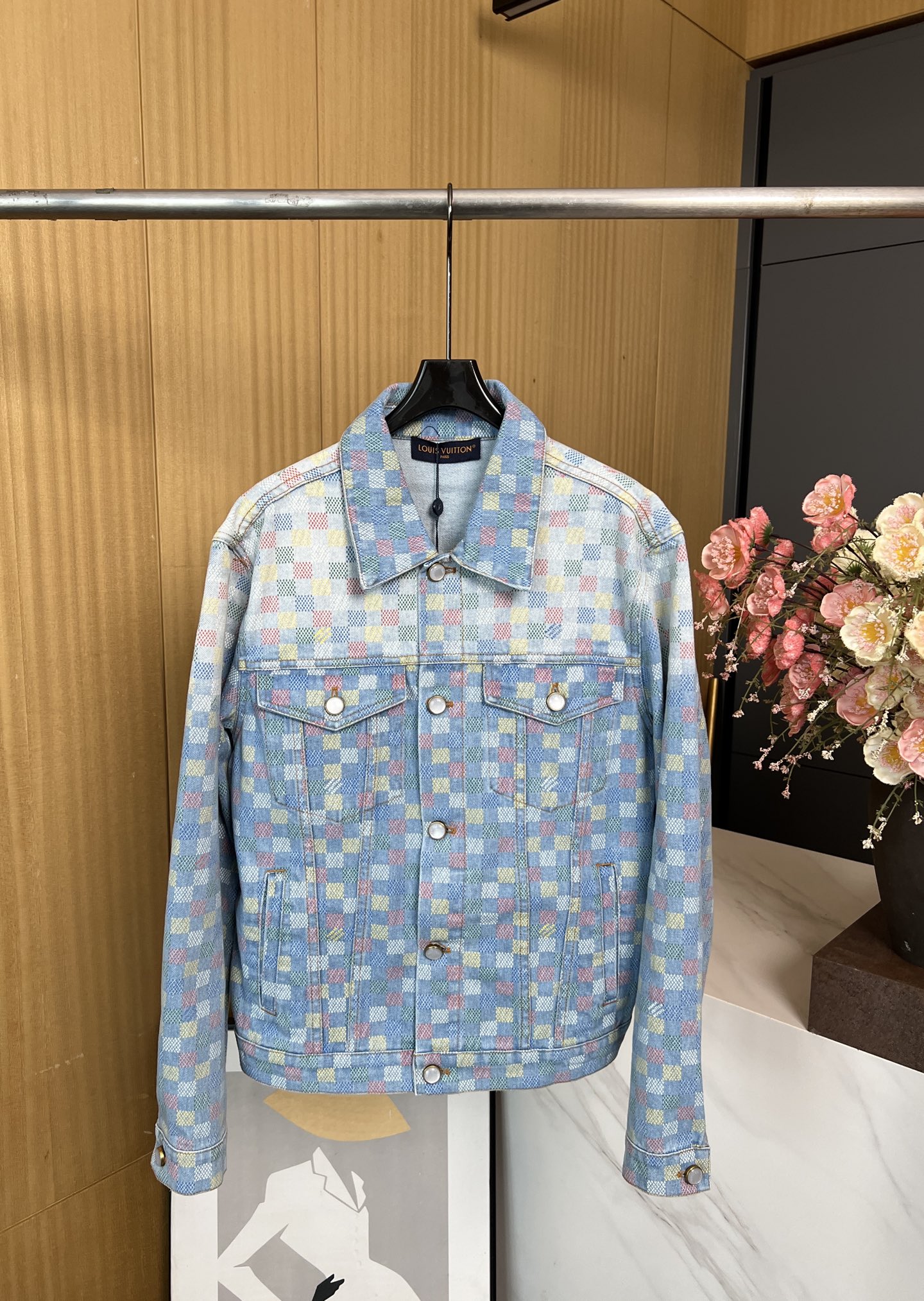 NO:467029,Louis Vuitton Autumn and Winter New Washed Dwarf Cotton Long Sleeve Jacket, Customized High-quality Original Fabric Complex Pattern Printing Technology, Colorful Primary Colors Drawing New Season LV Vers Damier Pattern, Interspersed Marque L.Vuitton Déposée Logo, Pearl Button Front Bowl Brown Flocking Chess Board Leather Card, Casual Style S M L XL,,louis vuitton,louis vuitton,louis vuitton,versace,jackets & coats,alexander wang19860909LouisVuitton 路易 秋冬新款 洗水牛仔棉布长袖外套、定制高品质原版面料复杂花纹印花工艺、缤纷原色描绘新季 LV Vers Damier 图案、穿插Marque L.Vuitton Déposée 标识、珠光纽扣前襟后腰处棕色植绒棋盘皮牌、休闲款式 男女同款 码数S M L XL,,louis vuitton,louis vuitton,louis vuitton,versace,jackets & coats,alexander wang,Women's clothing