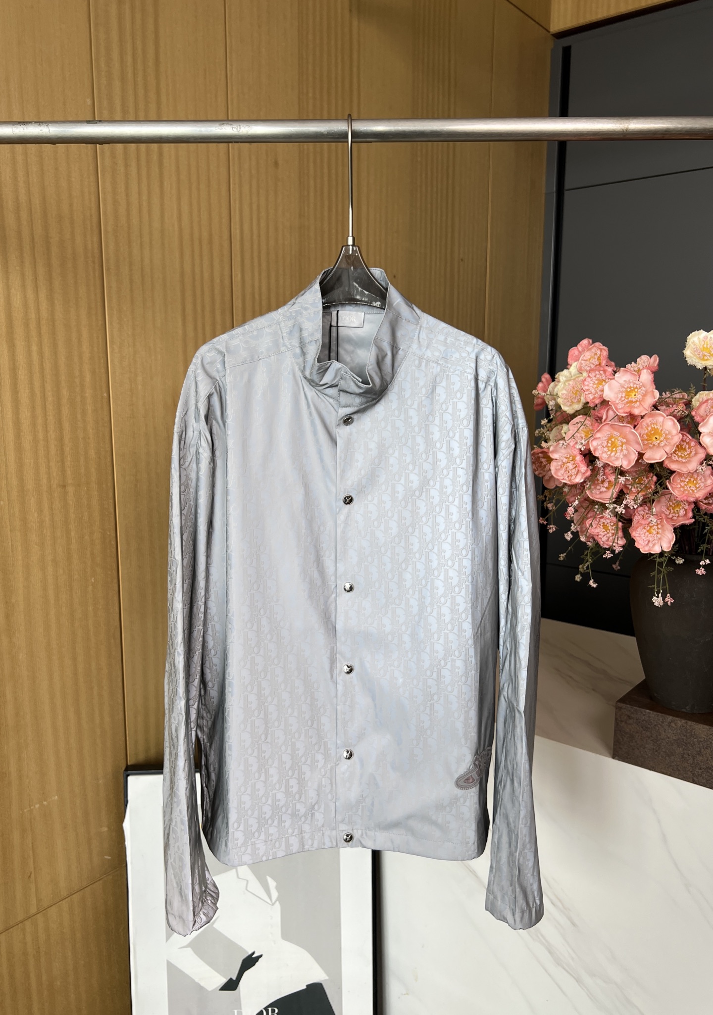 NO:472500,Men's Dior new autumn and winter lapel long sleeve windproof jacket DIOR AND LEWIS HAMILTON limited series Customized reflective nylon fabric, all with Oblique prints, logo embroidery patterns displayed in the joint series, embellished with reinterpreted Dior logo with metal snaps, drawstring bottom edge and cuffs, casual style S M L XL,,dior,jackets & coats,alexander wang19860909男款Dior 秋冬新款 翻领长袖防风外套 DIOR AND LEWIS HAMILTON 限定系列 订制反光锦纶面料、通体饰以 Oblique 印花、展示联名系列的标志刺绣图案、点缀以重新诠释的 Dior 标志搭配金属按扣、抽绳底边和袖口、休闲版型 码数S M L XL,,dior,jackets & coats,alexander wang,Women's clothing