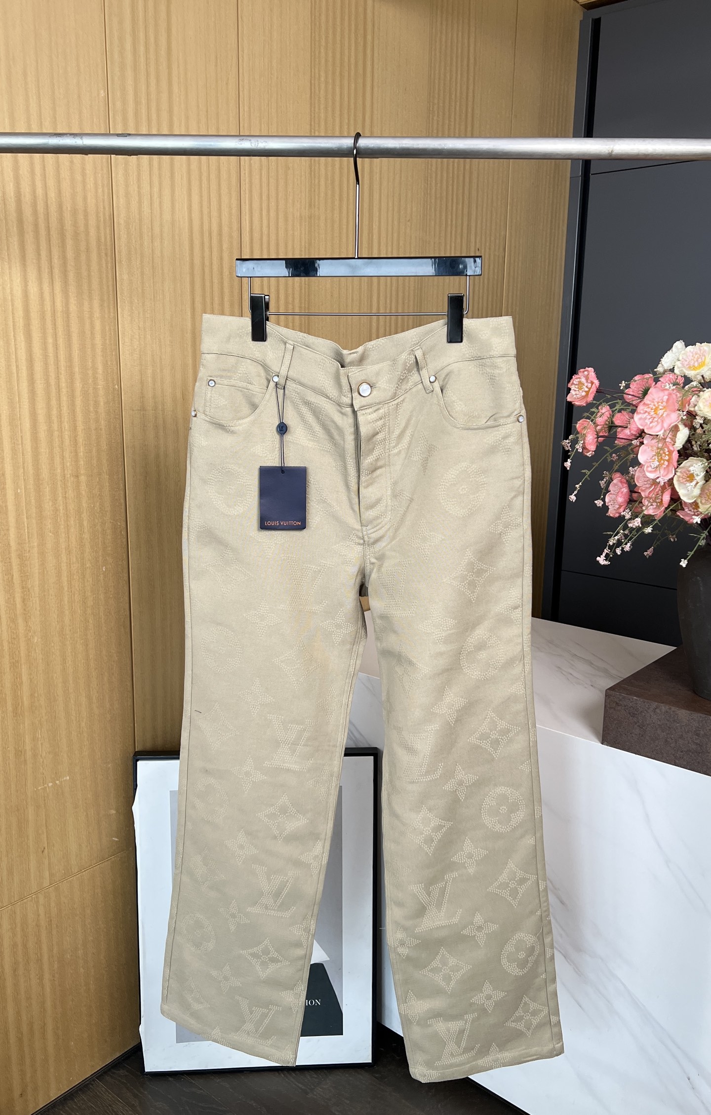 NO:472512,Men's Louis Vuitton Louis autumn and winter new style, full-print embroidered jeans, cotton skateboard pants are dipped in elegant tones, and then embellished with the rear Damier label, full-frame logo embroidery, casual style S M L XL,,louis vuitton,louis vuitton,jeans,alexander wang19860909男款LouisVuitton 路易 秋冬新款 满印刺绣牛仔裤、棉质滑板裤浸染优雅色调、再为后部点缀 Damier 标签、全幅标识刺绣、休闲版型 码数S M L XL,,louis vuitton,louis vuitton,jeans,alexander wang,Women's clothing