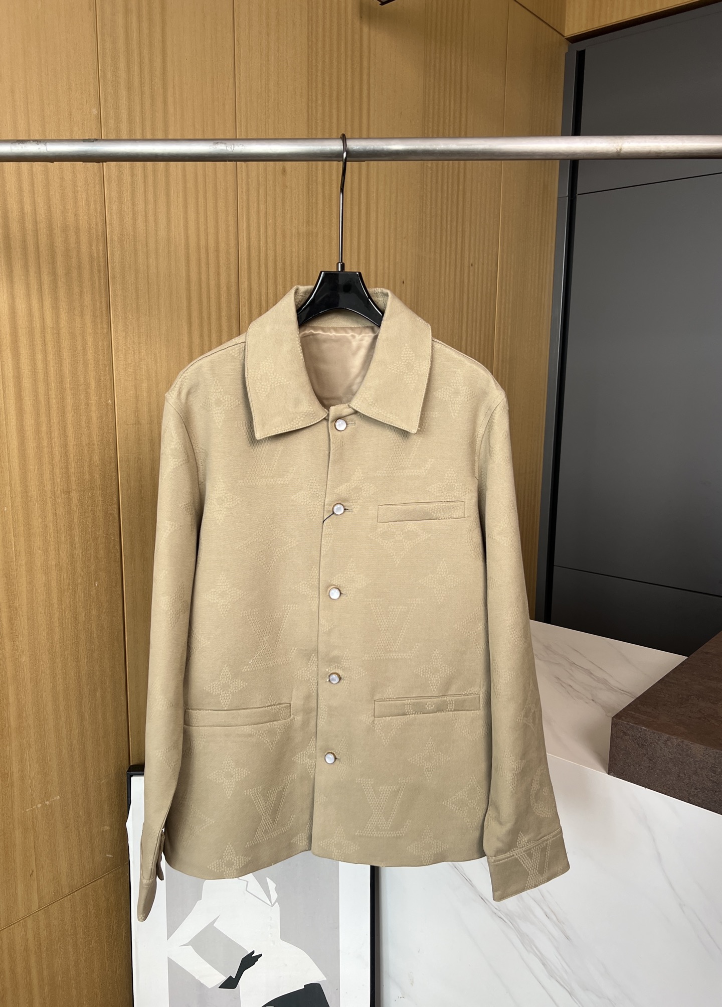 NO:472516,Men's Louis Vuitton Louis autumn and winter new style embroidered jacket denim jacket, full-frame logo embroidery, 3D effect, pearlescent buttons illuminate elegant design, casual style S M L XL,,louis vuitton,louis vuitton,jackets & coats,jackets & coats,alexander wang19860909男款LouisVuitton 路易 秋冬新款 刺绣夹克牛仔外套、全幅标识刺绣、以刺绣工艺营造 3D 效果、珠光纽扣点亮闲雅设计、休闲版型 码数S M L XL,,louis vuitton,louis vuitton,jackets & coats,jackets & coats,alexander wang,Women's clothing