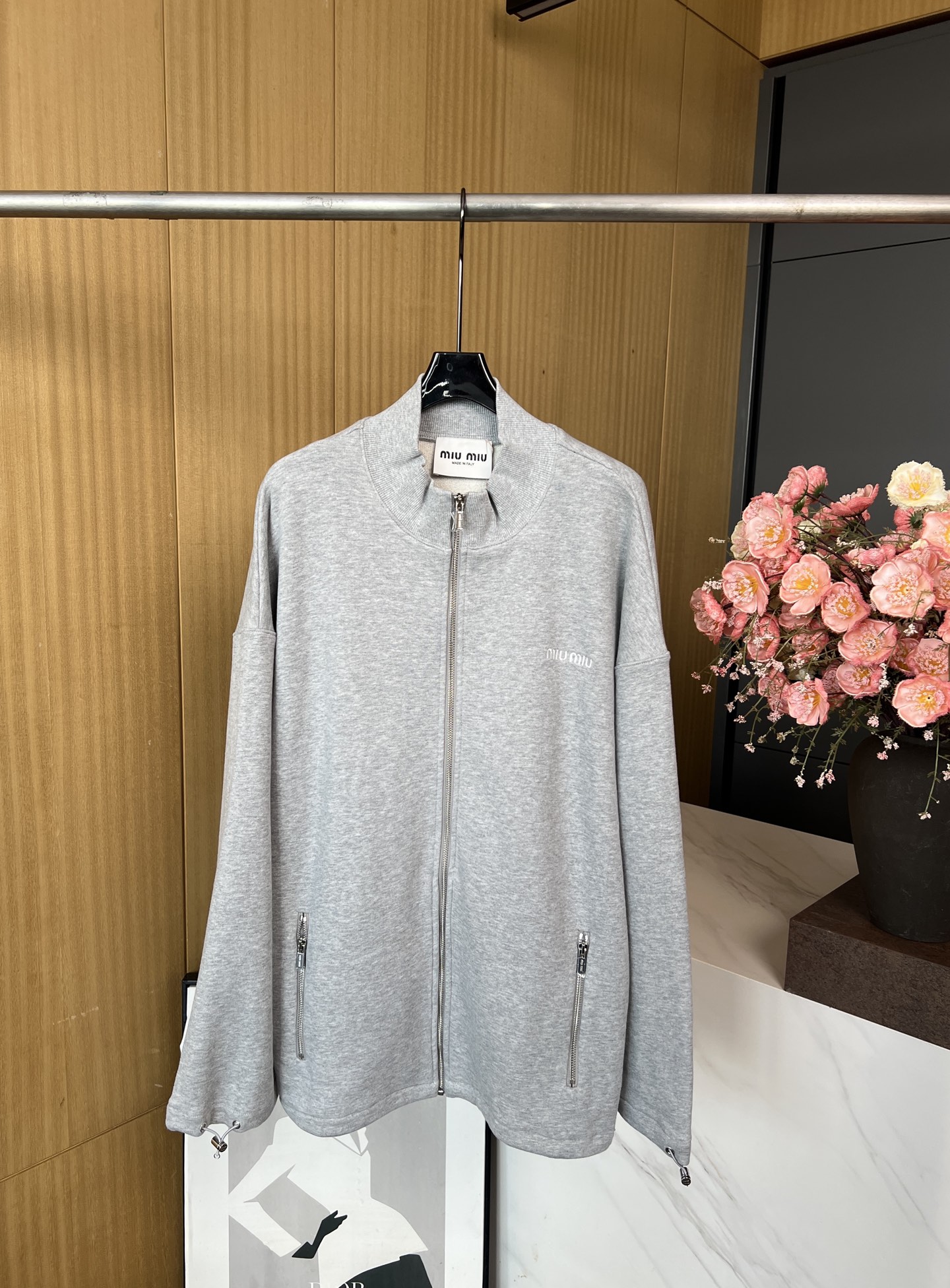 NO:469879,Miu Miu autumn and winter new products embroidered zipper stand collar sports jacket, ribbed cuffs and bottom edges to modify the silhouette, embroidered logo adds iconic elements, front zipper closure, casual style, same style for men and women S M L,,miumiu, jackets & coats,alexander wang19860909Miu Miu 秋冬新品 刺绣拉链立领运动外套、罗纹袖口和底边修饰廓形、刺绣徽标增添标志性元素、正面拉链开合、休闲版型、男女同款 码数S M L,,miumiu,jackets & coats,alexander wang,Women's clothing