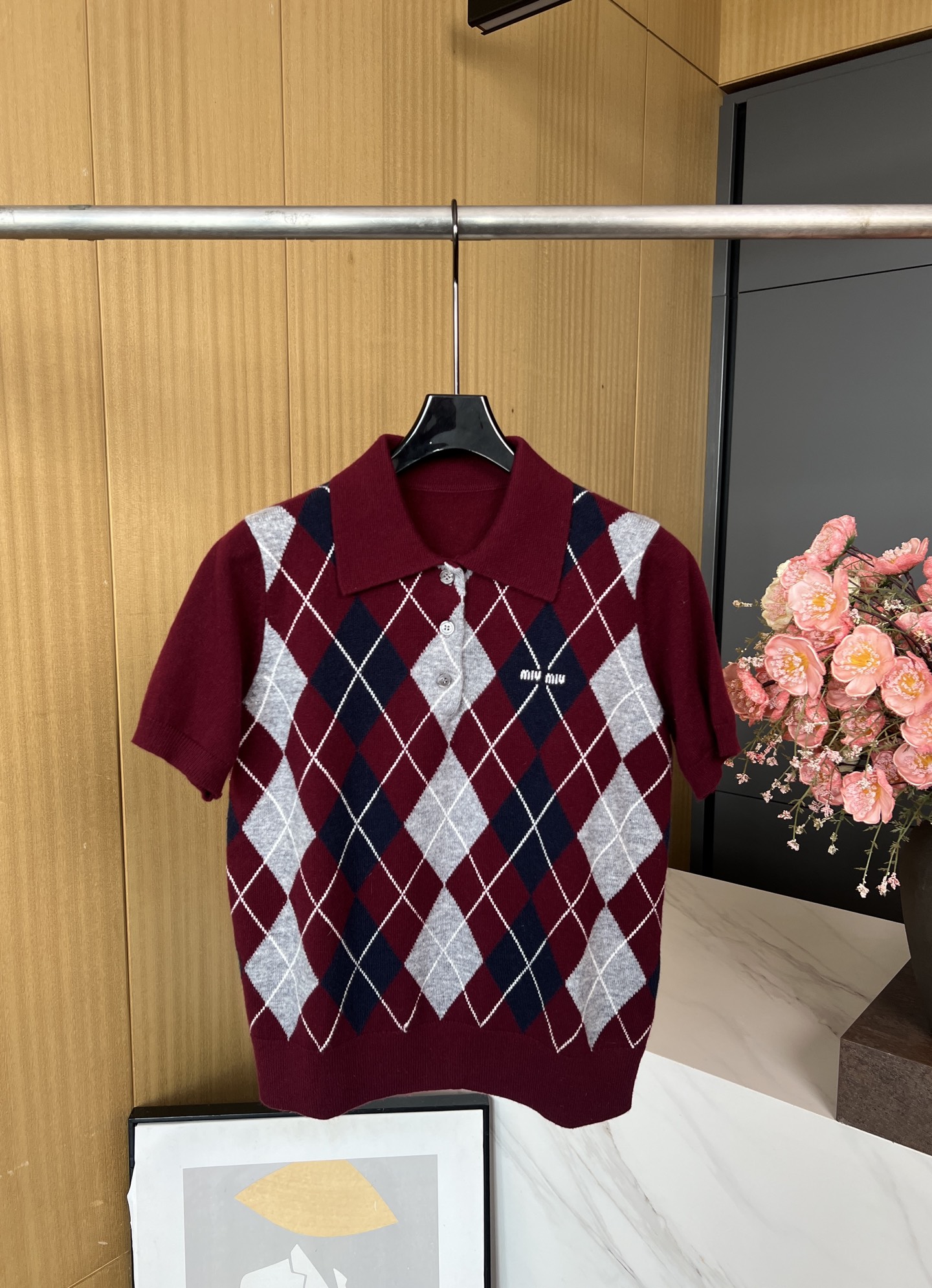 NO:469903,Miu Miu early autumn new style burgundy diamond-shaped Polo neck short-sleeved top, retro contrasting color academy style, easy to wear fashionable style, casual style S M L,,miumiu,T-shirt,alexander wang19860909Miu Miu 早秋新款 酒红色菱格纹Polo领短袖上衣、复古撞色学院风、轻松穿出时尚的风格、休闲版型 码数S M L,,miumiu,T-shirt,alexander wang,Women's clothing