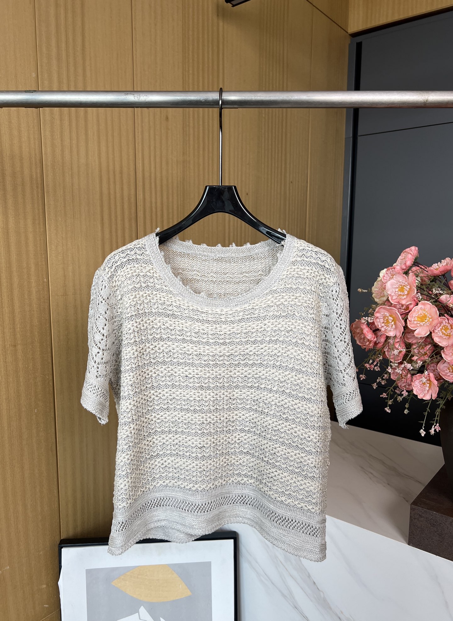 NO:469912,Celine's new style of early autumn, lace knitted short-sleeved shirt, neckline hem exquisite woven lace, hollow pattern splicing, casual style. S M L, celine, T-shirt, alexander wang19860909Celine 早秋新款 花边针织短袖衫、领口衣摆精致编织花边、镂空花纹拼接搭配、休闲版型 码数S M L,,celine,T-shirt,alexander wang,Women's clothing