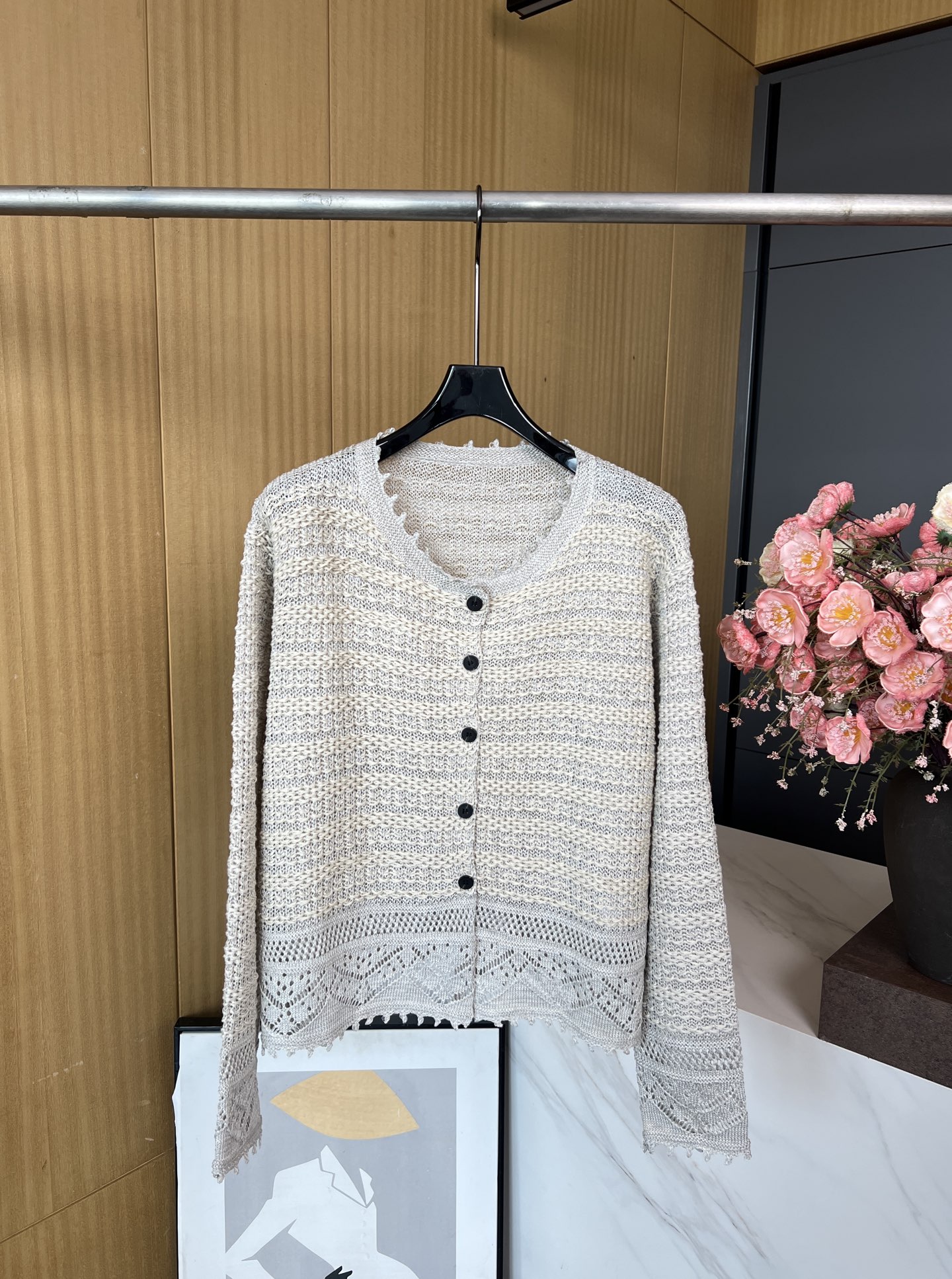 NO:469919,Celine's new style of early autumn, lace knitted long-sleeved cardigan, neckline hem exquisite woven lace, hollow pattern splicing, casual style. S M L, celine, alexander wang19860909Celine 早秋新款 花边针织长袖开衫、领口衣摆精致编织花边、镂空花纹拼接搭配、休闲版型 码数S M L,,celine,alexander wang,Women's clothing