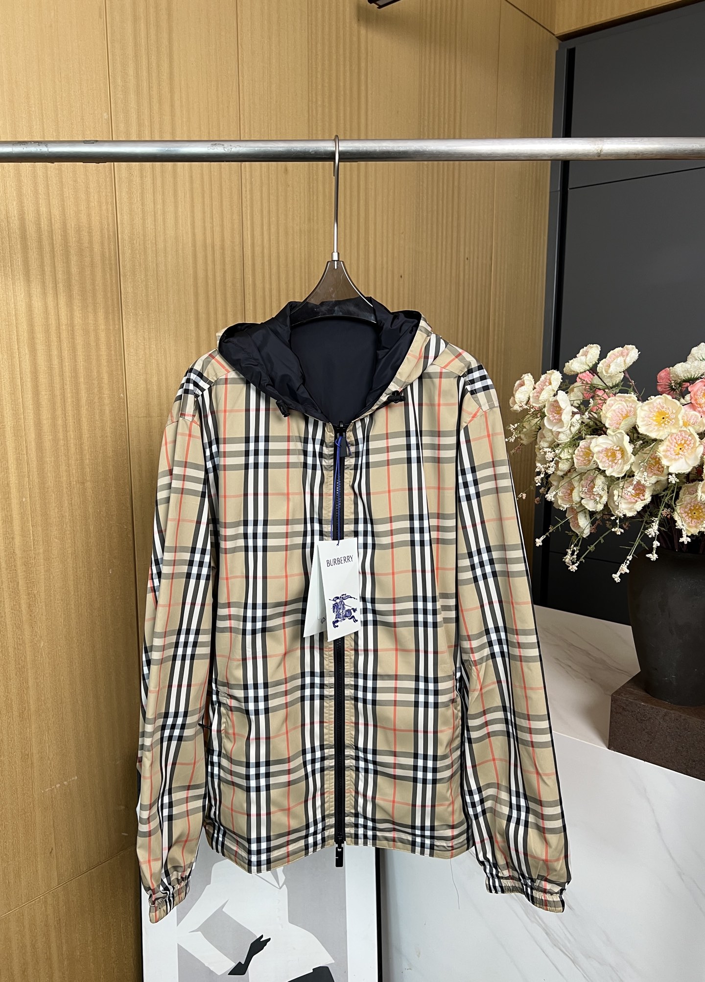 NO:469884,burberry new autumn and winter style, double-sided design, Vintage plaid long-sleeved hooded jacket, classic plaid striped paired with zipper pocket, full black low-key design on the other side, round brand logo icon, cuff elastic band hem drawstring details, waterproof zipper opening and closing plaid, loose style, same style for men and women. Size S M L XL, burberry, jackets & coats, hats, alexander wang19860909burberry 秋冬新款 双面穿设计、Vintage格纹长袖连帽外套、经典格子条纹搭配拉链口袋、另一面全黑色低调设计圆形品牌logo章仔图标、袖口松紧带下摆抽绳细节、防水拉链开合门襟、宽松版型,男女同款 码数S M L XL,,burberry,jackets & coats,hats,alexander wang,Women's clothing