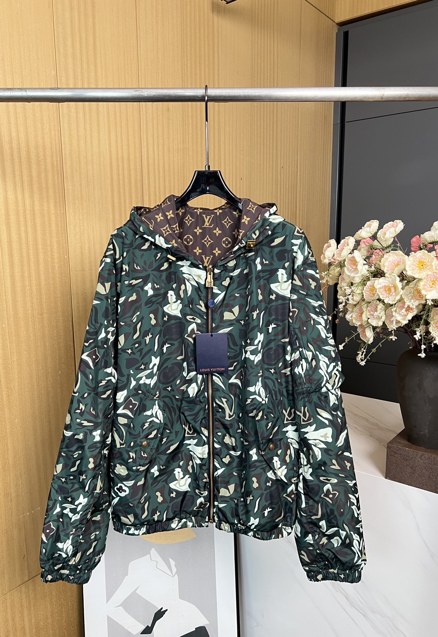 NO:469891,Louis Vuitton Autumn and Winter New Double-sided Wind Jacket, Logo Printing on the front and back, Zippered Pocket on the left sleeve, Camouflage side with flip pockets, elastic hem and cuffs, loose style, same style for men and women S M L XL,,louis vuitton,louis vuitton,jackets & coats,alexander wang19860909LouisVuitton 路易 秋冬新款 双面防风夹克、 正反面均饰有标识图案印花、左侧衣袖配有拉链口袋,迷彩一面配有翻盖口袋、弹力下摆和袖口、宽松版型、男女同款 码数S M L XL,,louis vuitton,louis vuitton,jackets & coats,alexander wang,Women's clothing