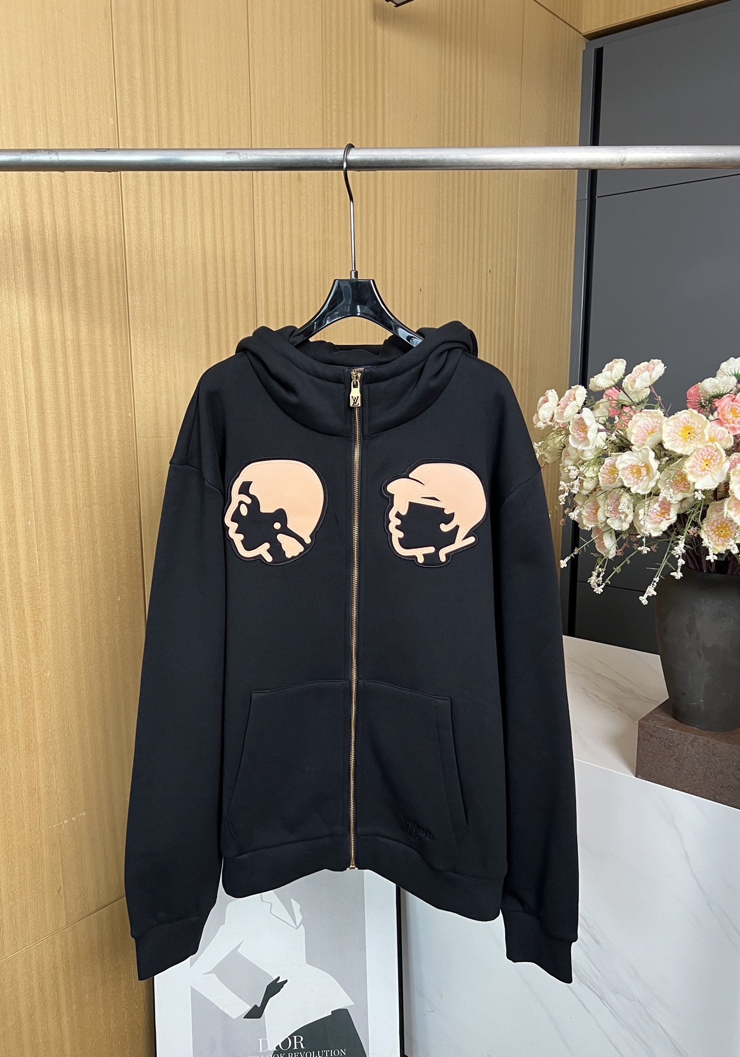 NO:469898,LOUIS VUITTON x Nigo co-branded model Autumn and winter new style Zippered figure pattern sweatshirt, custom cotton material, chest embroidery with leather embroidery, pocket embroidery, loose style, same style for men and women. S M L XL,,louis vuitton,hoodie,sweatshirts,alexander wang19860909LOUIS VUITTON x Nigo 联名款 秋冬新款 拉链人物图案卫衣、采用定制棉材质、胸前是以贴皮刺绣点缀、 口袋点缀标志性刺绣、宽松版型、男女同款 码数S M L XL,,louis vuitton,hoodie,sweatshirts,alexander wang,Women's clothing