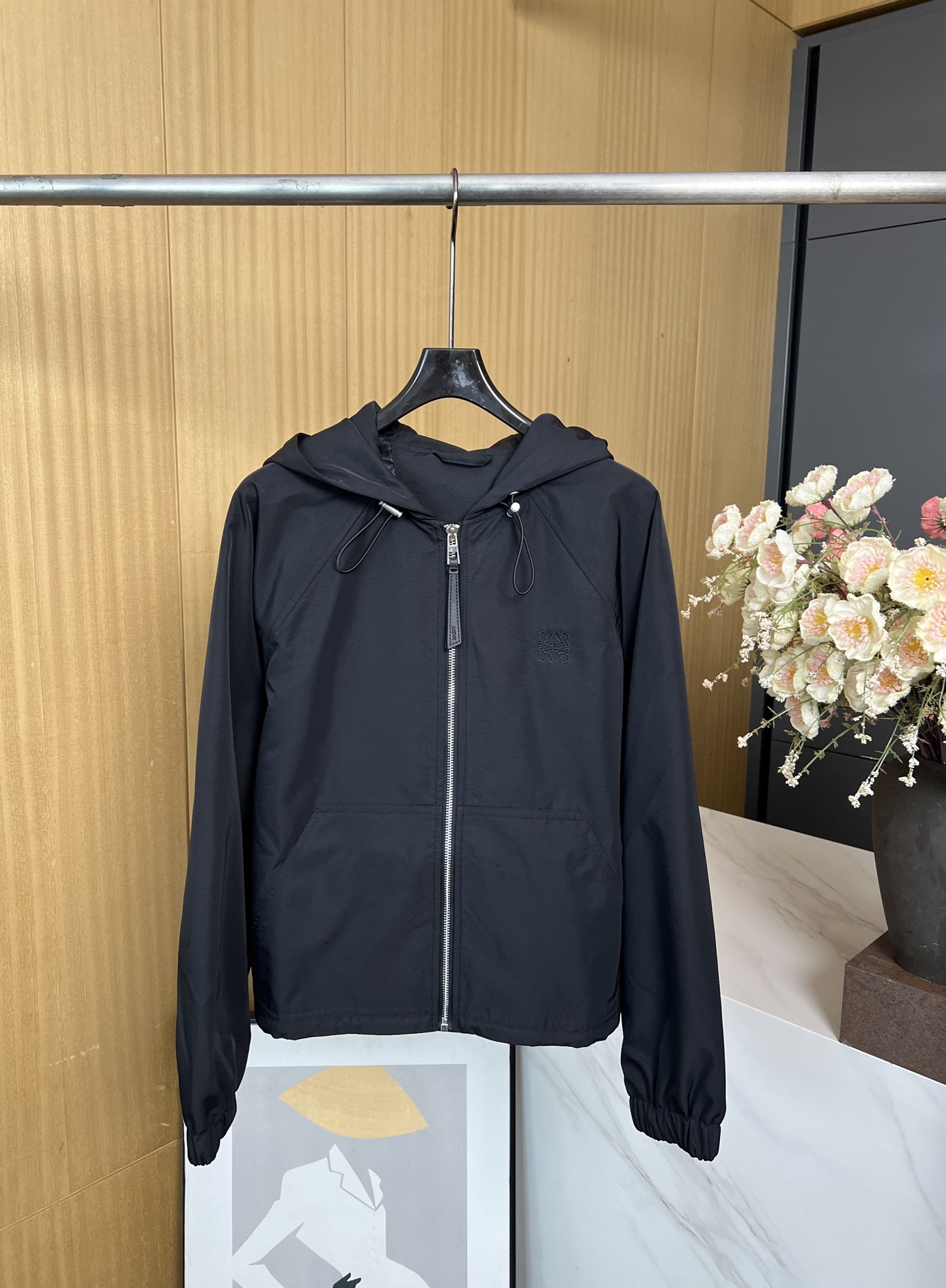 NO:469940,Loewe Autumn and Winter New Tech fabric hooded jacket jacket, light Tech fabric, with elastic drawstring hem and elastic cuffs, chest Anagram embroidery, casual style S M L,,loewe, jackets & coats, jackets & coats,hats,alexander wang19860909Loewe 秋冬新款 科技面料连帽夹克外套、轻盈科技面料、搭配弹性抽绳下摆和弹性袖口、胸前 Anagram 刺绣、休闲版型 码数S M L,,loewe,jackets & coats,jackets & coats,hats,alexander wang,Women's clothing