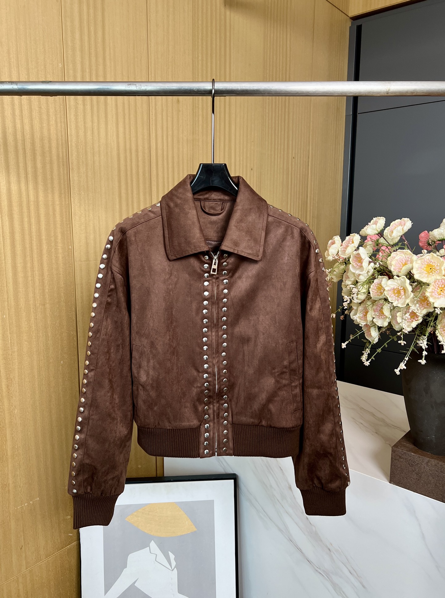 NO:469934,Loewe New Autumn and Winter Suede Leather Bomber Jacket, Light Suede Leather Jacket, Hand-Inset Rivets on the Front and Sleeves, LOEWE Anagram Embossed Leather Patch, Ribbed Cuffs and Hem, Casual Style S M L,,loewe, Jackets & Coats,alexander wang19860909Loewe 秋冬新款 绒面皮革飞行员夹克、轻盈绒面皮革夹克、正面和衣袖饰有手工镶嵌铆钉、背面饰有 LOEWE Anagram 压纹皮革贴片、罗纹袖口和下摆、休闲版型 码数S M L,,loewe,jackets & coats,alexander wang,Women's clothing
