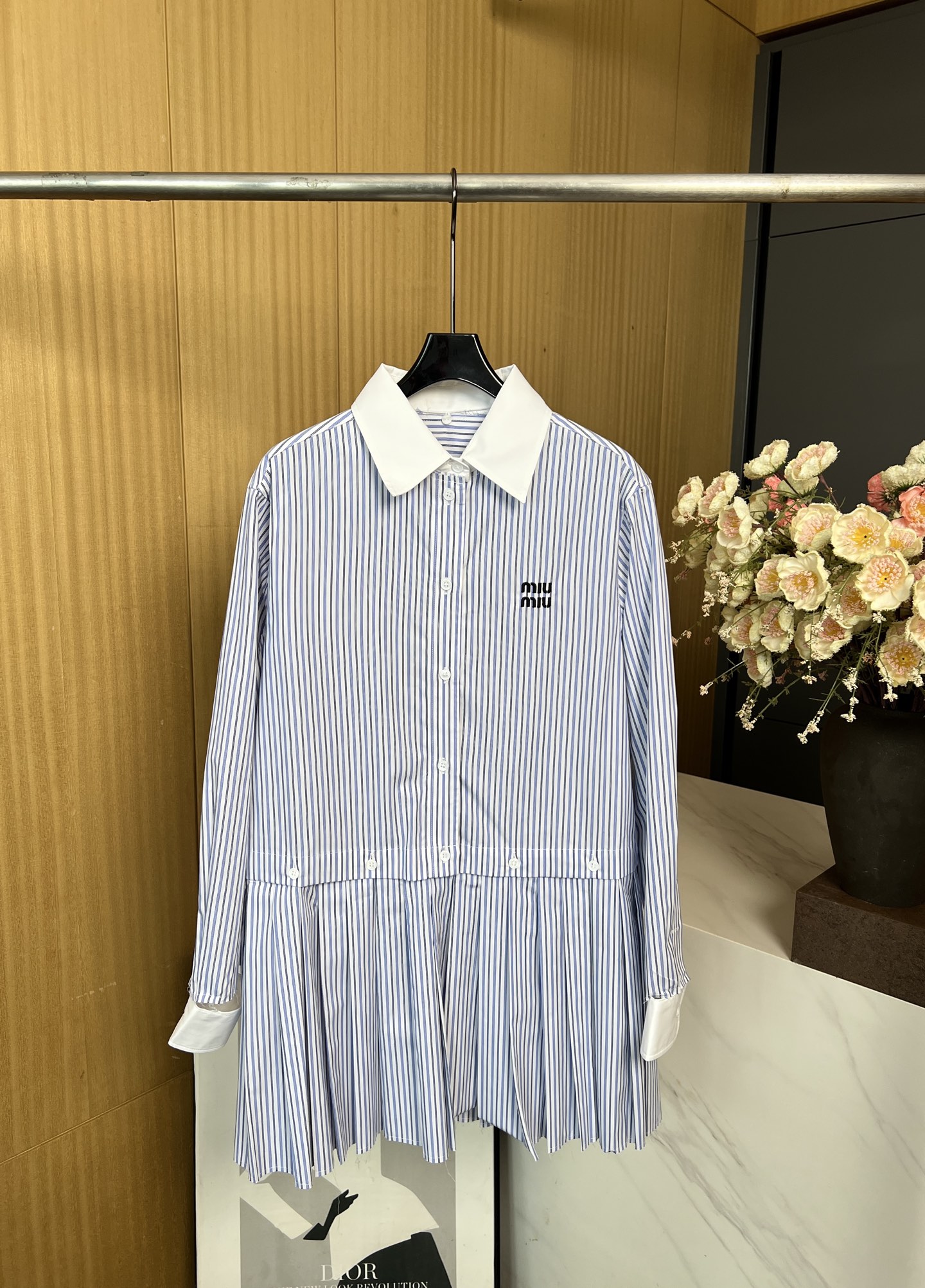 NO:469885,Miu Miu early autumn new style blue and white striped poplin shirt dress, disassembled collar cuff design, simple letter embroidery embellishment on the chest, poplin fabric, classic striped pattern matching, casual style S M L,,miumiu, skirts, shirts, alexander wang19860909Miu Miu 早秋新款 蓝白条纹府绸衬衫连衣裙、拆卸领子袖口设计、胸前简约字母刺绣点缀、采用府绸面料、经典条纹图案搭配、休闲版型 码数S M L,,miumiu,skirts,shirts,alexander wang,Women's clothing