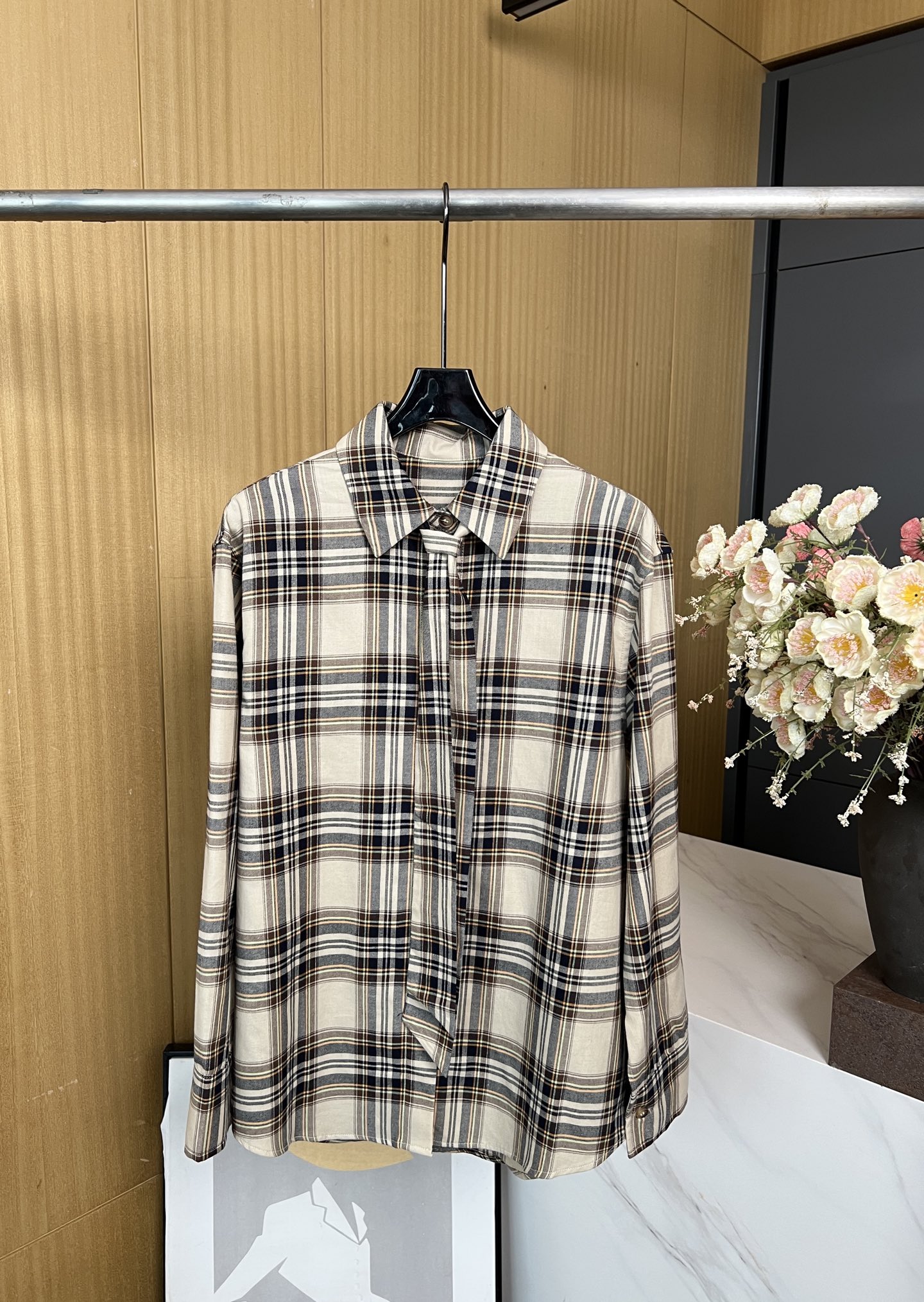 NO:469892,SAINT LAURENT YSL New early autumn style Retro streamer plaid shirt, streamers can be adjusted and decorated by themselves, off-white plaid with dark stripes, casual style S M L,,saint laurent,saint laurent,shirts,alexander wang19860909SAINT LAURENT YSL 早秋新款 复古飘带格纹衬衫、飘带可自行调配装饰、米白色格纹搭配深色条纹、休闲版型 码数S M L,,saint laurent,saint laurent,shirts,alexander wang,Women's clothing