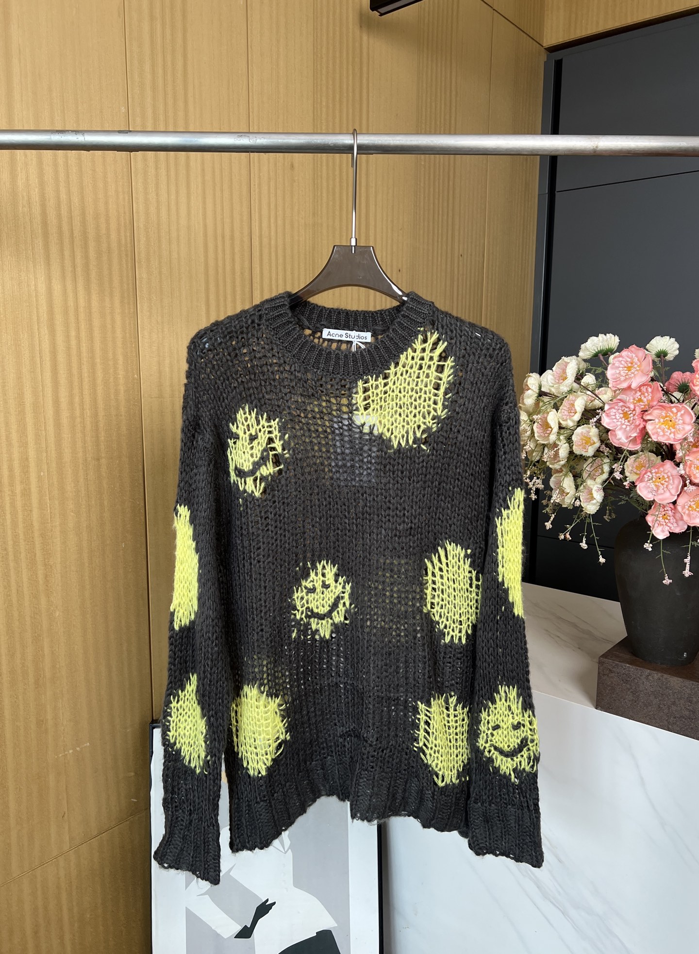 NO:477692,Acne Studios new autumn and winter style embroidered smiling face loose contrast sweater, mohair blend knitted fabric, embroidered smiling face pattern, loose fit S M L,,acne studios,dior,sweaters,alexander wang19860909Acne Studios 秋冬新款 刺绣笑脸宽松撞色针织衫毛衣、马海毛混纺针织面料制成、饰有刺绣笑脸图案、宽松版型 码数S M L,,acne studios,dior,sweaters,alexander wang,Women's clothing