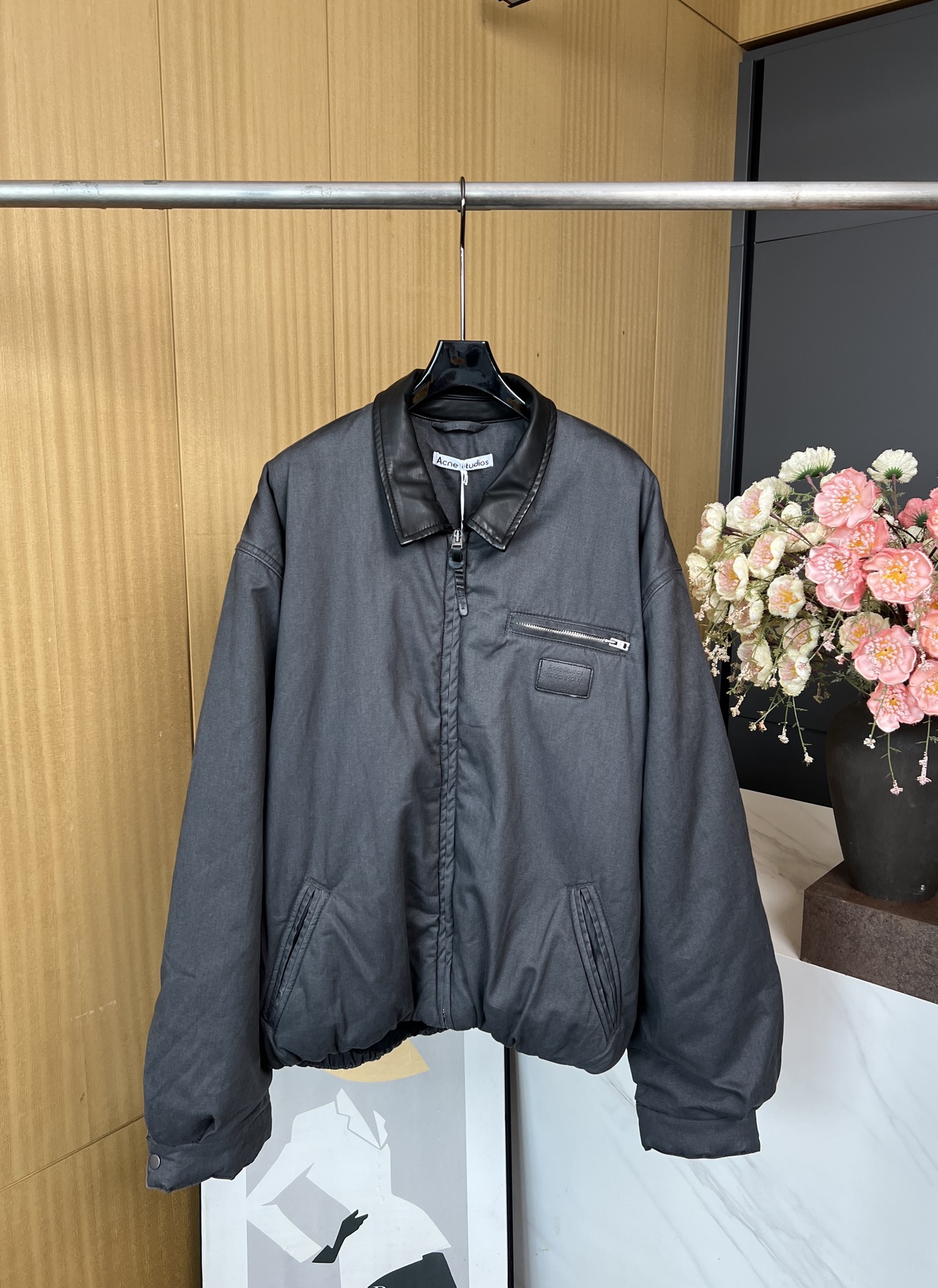 NO:477685,Acne Studios New Autumn and Winter Short waist-hugging bomber jacket, jacket is made of twill fabric and is treated with ready-to-wear dyeing. The front is decorated with Acne Studios Stockholm1996 logo, with side pockets and elastic belt, loose fit, same style for men and women. Size S M L,,acne studios,dior, jackets & coats,jackets & coats,alexander wang19860909Acne Studios 秋冬新款 短款收腰飞行员夹克外套、夹克选用斜纹棉布面料、经成衣染色工艺处理.正面饰有 Acne Studios Stockholm1996 徽标饰、设有侧袋和松紧腰带、宽松版型、男女同款 码数S M L,,acne studios,dior,jackets & coats,jackets & coats,alexander wang,Women's clothing