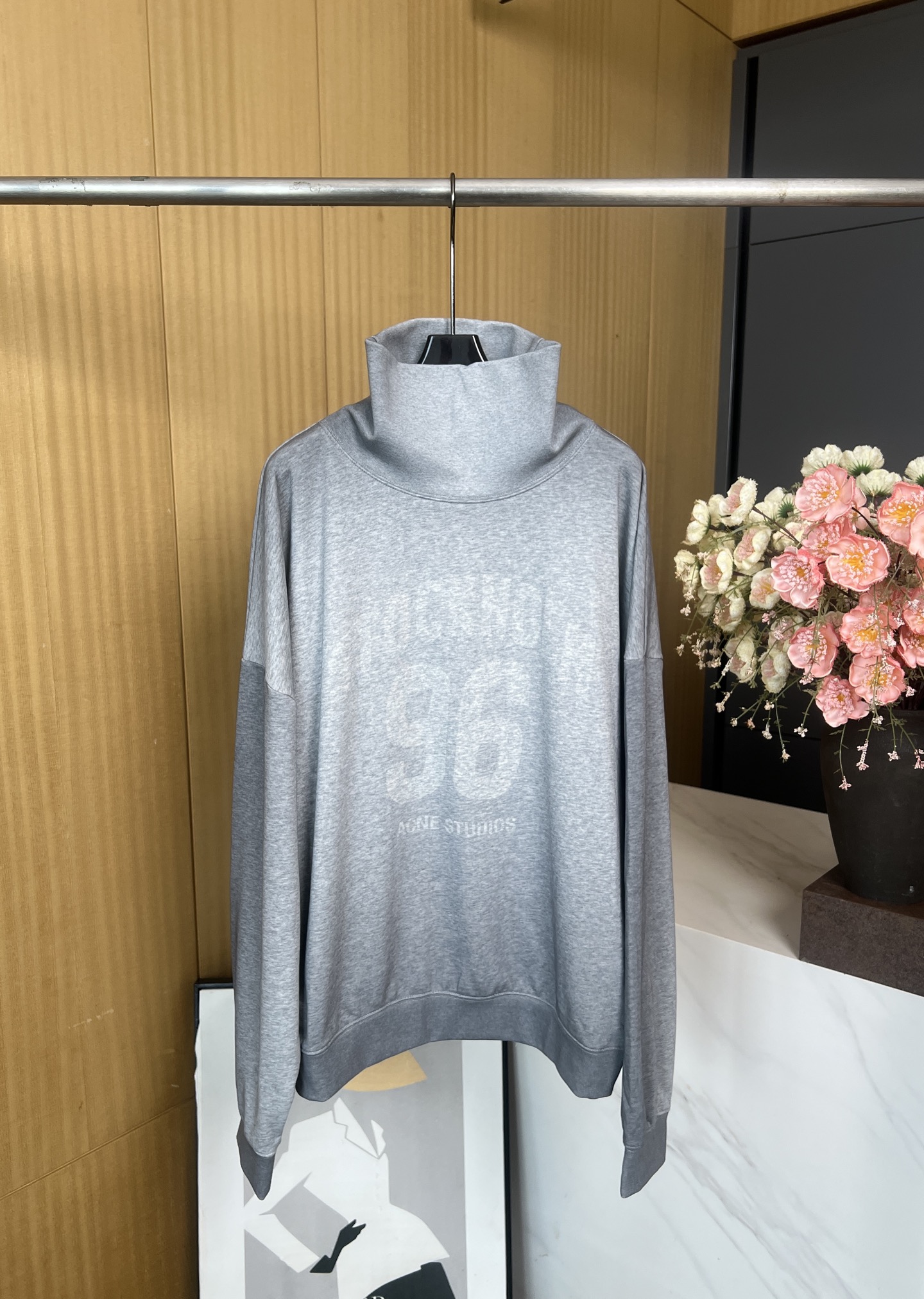 NO:477705,Acne Studios New autumn and winter style logo printed shoulder-fall turtleneck sweatshirt exterior, cover, made of knitted fabric, seasonal logo pattern on the front, ribbed cuffs and hem, loose fit S M L, acne studios,dior,hoodie,sweatshirts,alexander wang19860909Acne Studios 秋冬新款 徽标印花落肩高领卫衣外、套、采用针织面料制成、正面饰有学院风当季徽标图案、袖口和下摆饰有罗纹、宽松版型 码数S M L,,acne studios,dior,hoodie,sweatshirts,alexander wang,Women's clothing