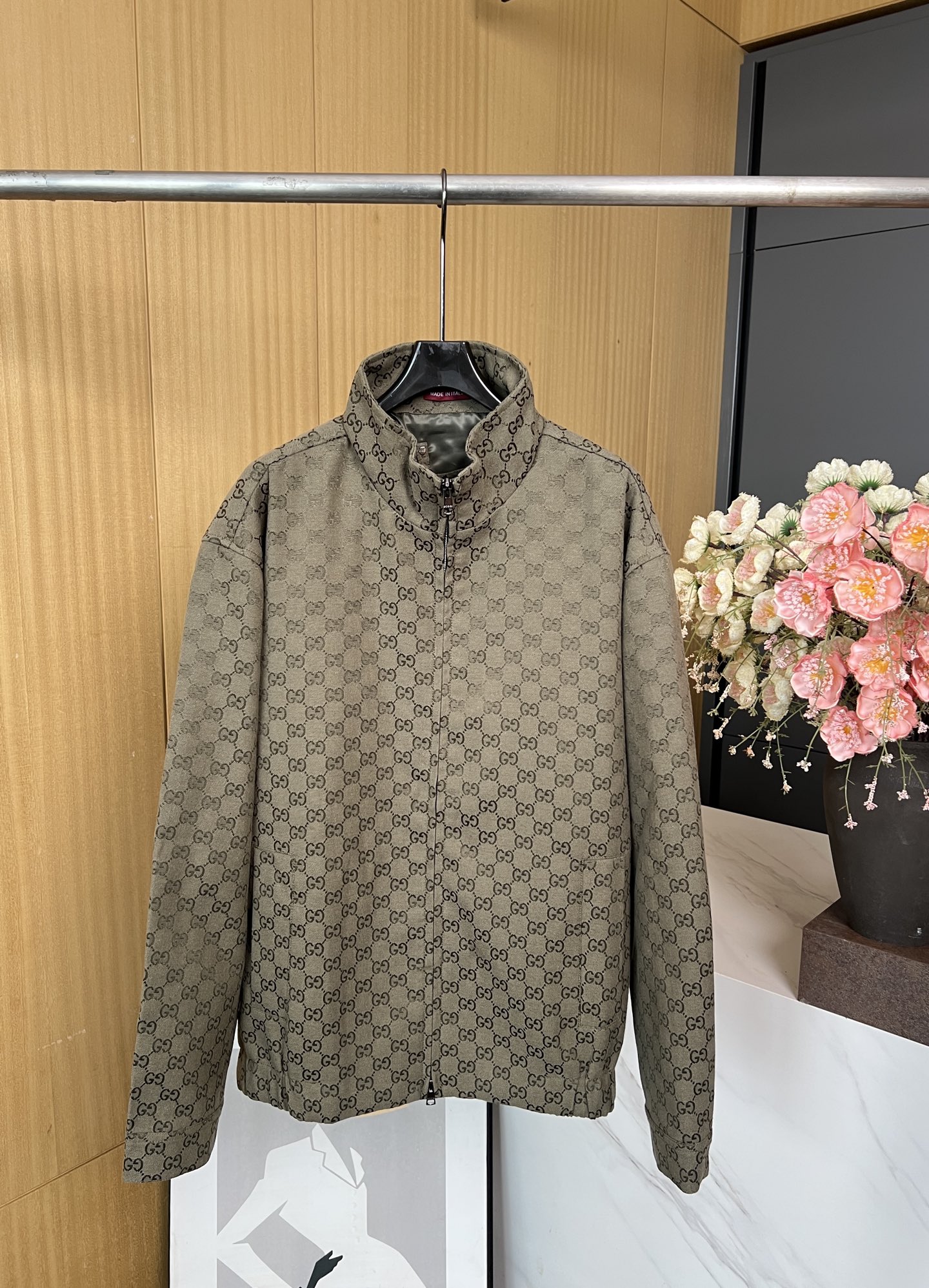 NO:482999,Men's Gucci new autumn and winter style stand collar jacquard jacket, jacket is made of forest green canvas fabric, ingenious embellishment of the iconic GG letter interwoven pattern, elastic waist, loose style S M L XL,,gucci,jackets & coats,jackets & coats,alexander wang19860909男款Gucci 秋冬新款 立领提花夹克外套、夹克采用森林绿帆布面料、匠心缀饰标志性GG字母交织图案、松紧腰头、宽松版型 码数S M L XL,,gucci,jackets & coats,jackets & coats,alexander wang,Women's clothing