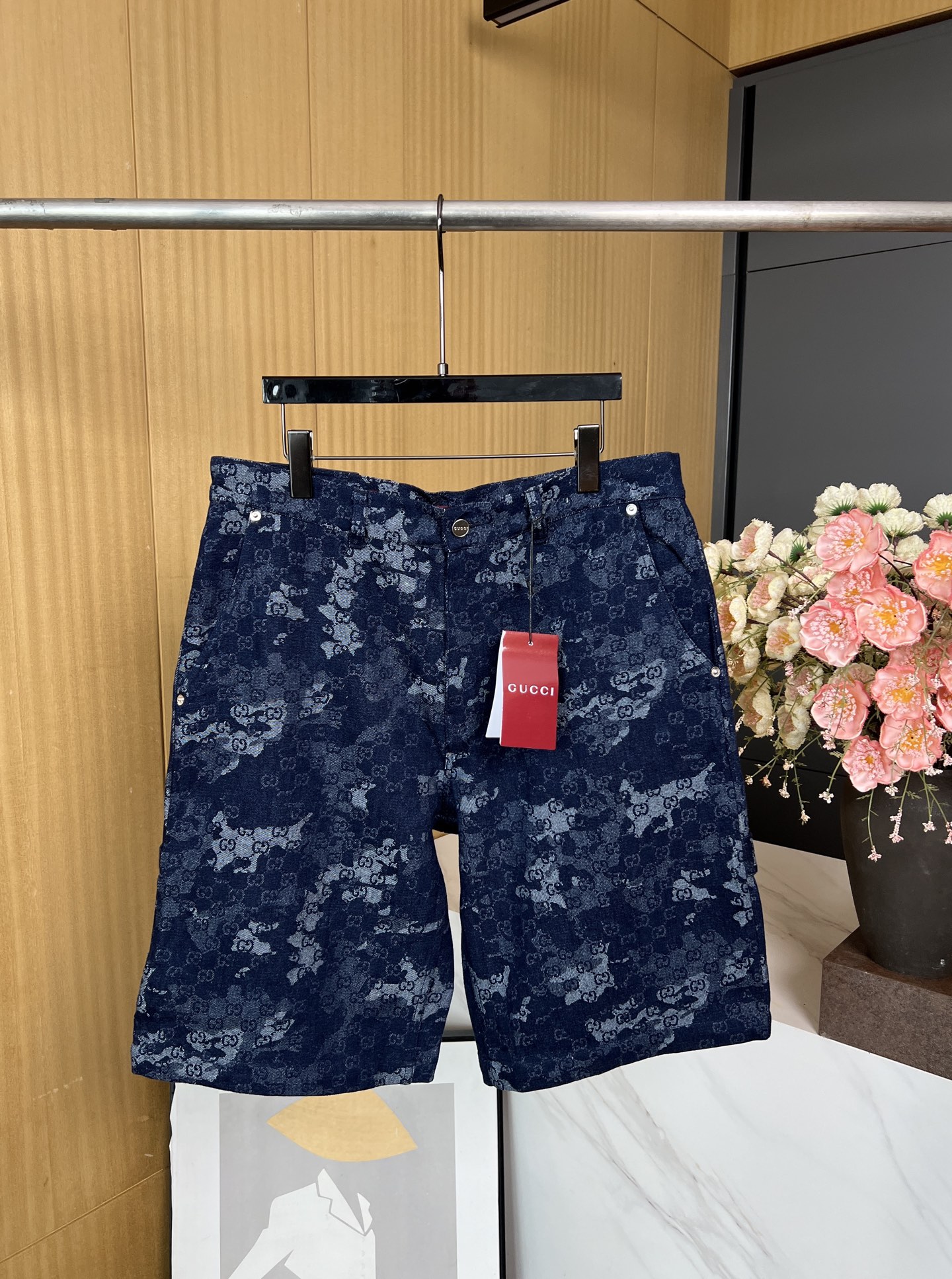 NO:482957,Men's GUCCI autumn and winter new GG jacquard marble tooled denim shorts, custom denim fabric, floral pattern throughout, loose fit S M L XL,,gucci, shorts,alexander wang19860909男款GUCCI 秋冬新款 GG提花大理石工装牛仔短裤、采用定制牛仔面料、通体饰以花卉图案、宽松版型 码数S M L XL,,gucci,shorts,alexander wang,Women's clothing